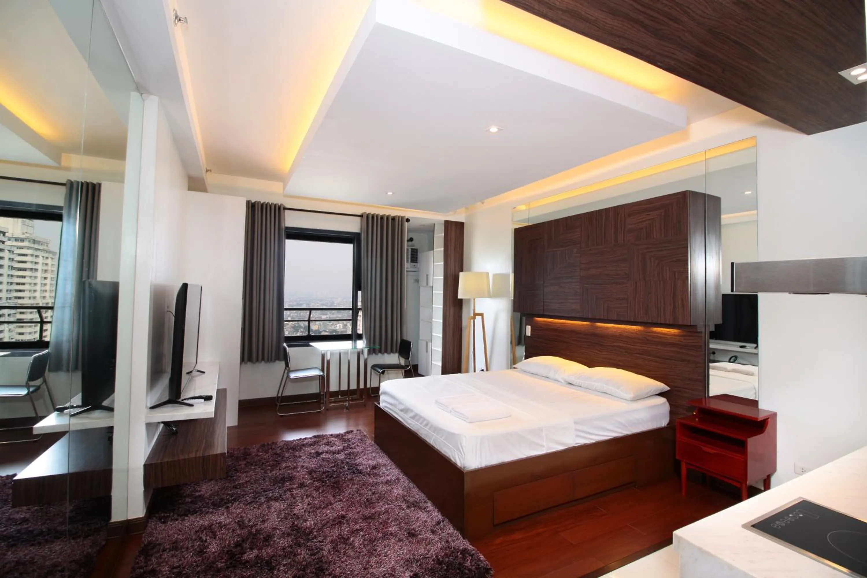 Bed in Malate Bayview Mansion city view
