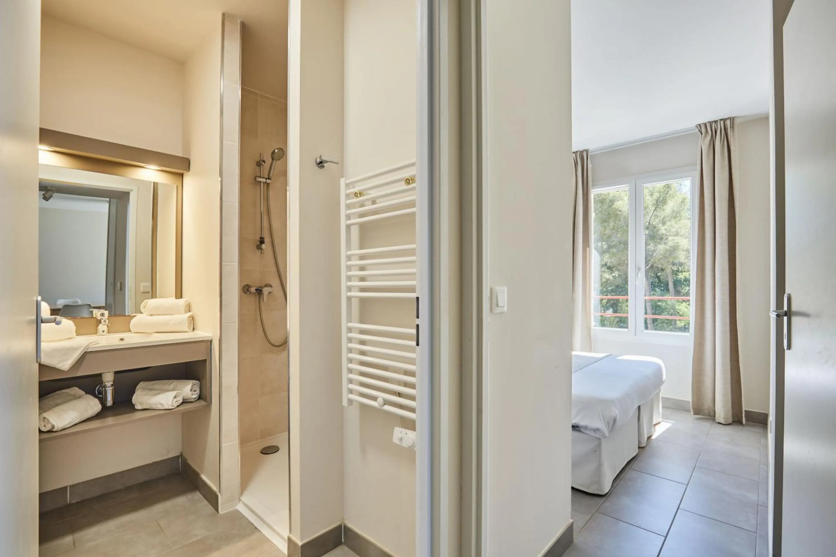 Bathroom, Bed in Odalys Résidence et Spa Les Canissons