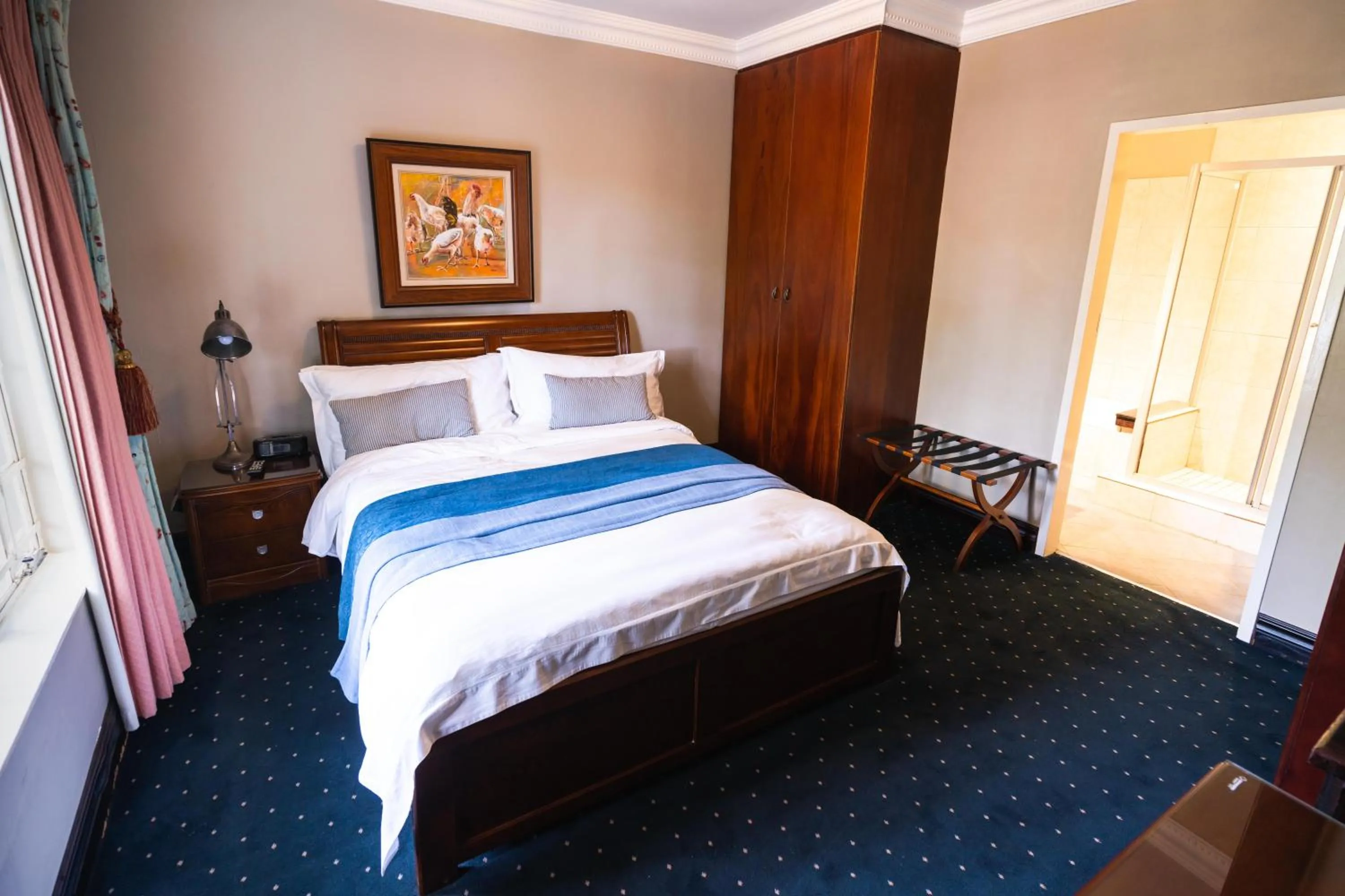 Photo of the whole room, Bed in Village Ridge Stays