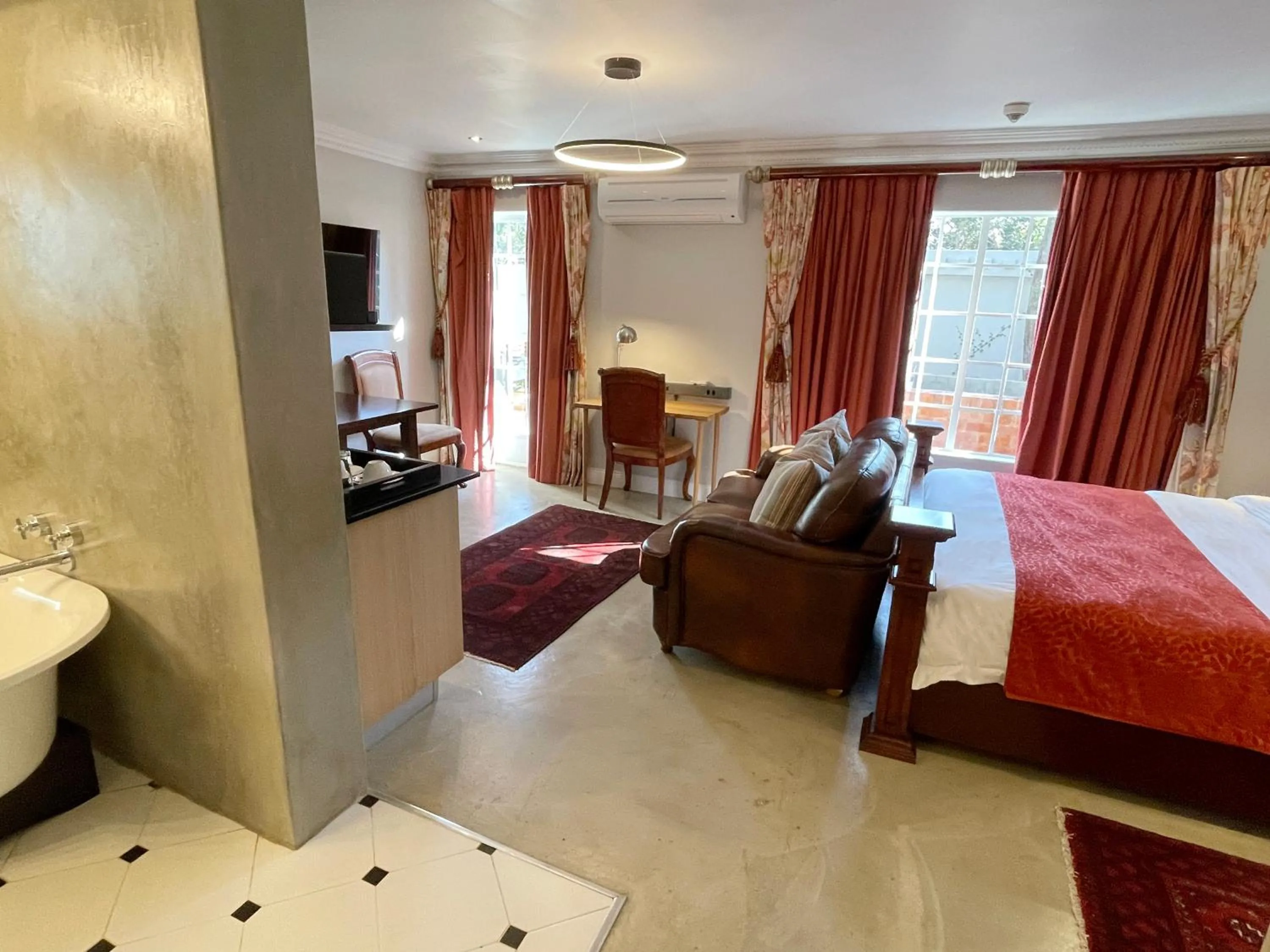 Living room, Bed in Village Ridge Stays