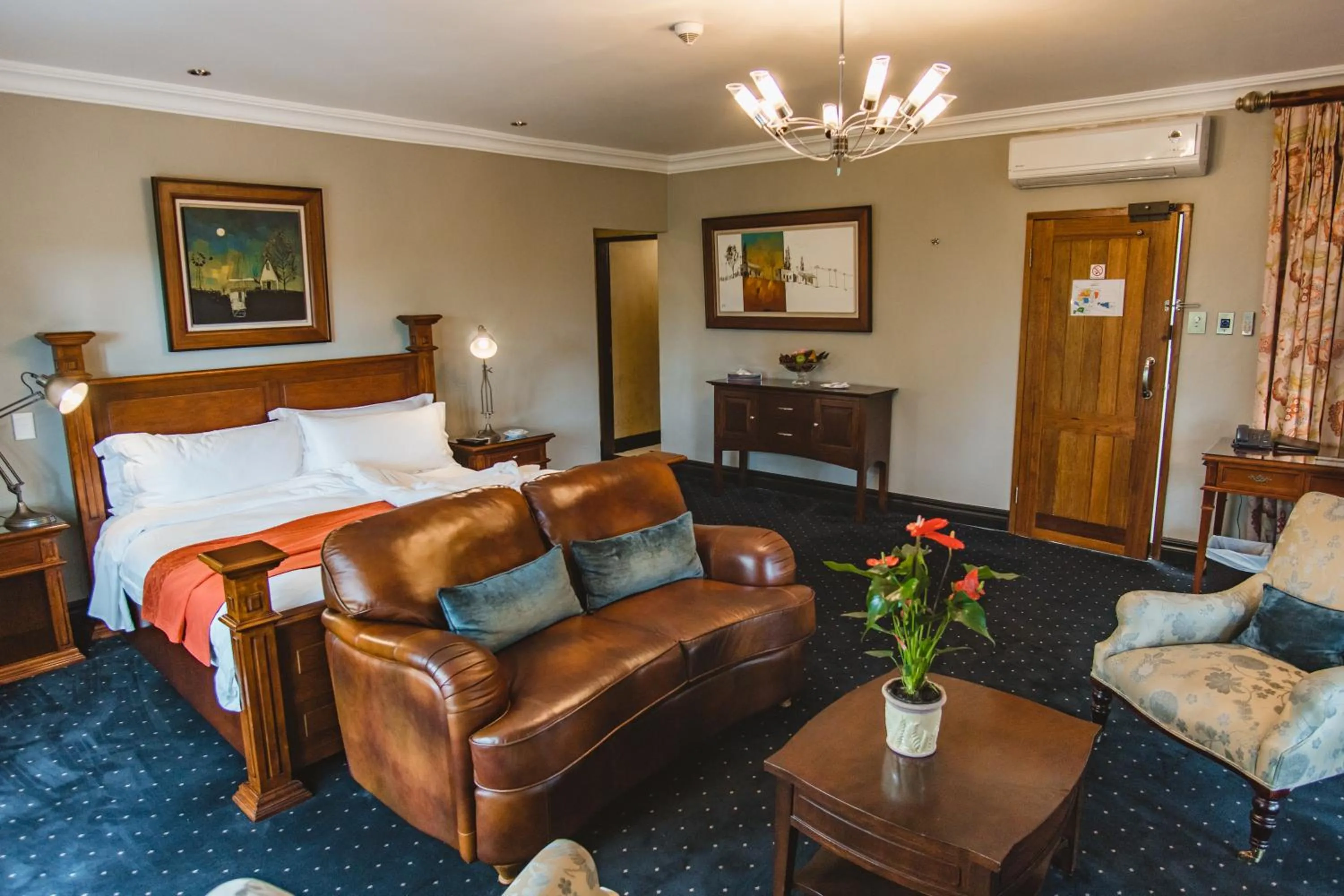 Living room, Bed in Village Ridge Stays