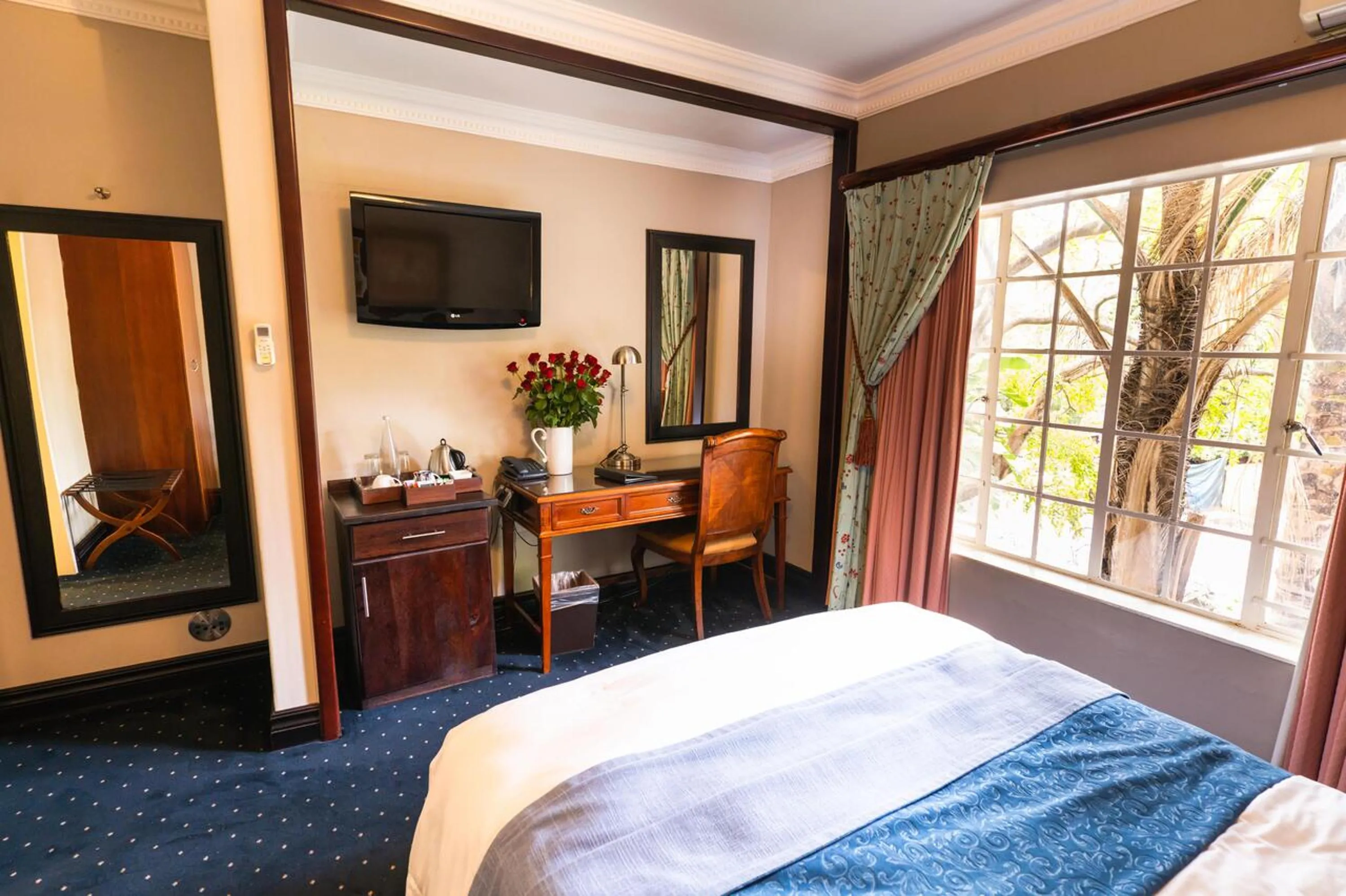 Photo of the whole room, Bed in Village Ridge Stays