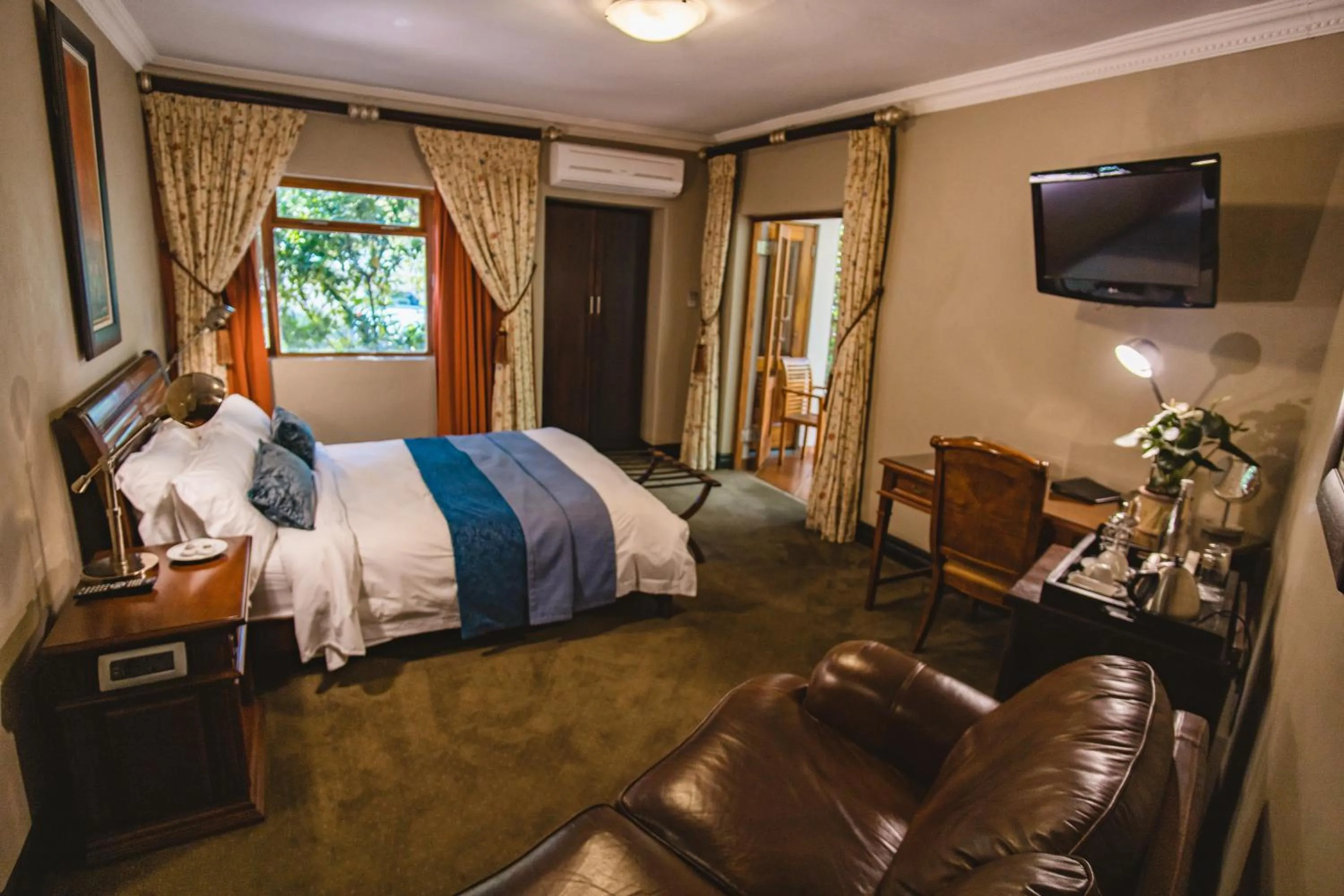 Patio, Bed in Village Ridge Stays