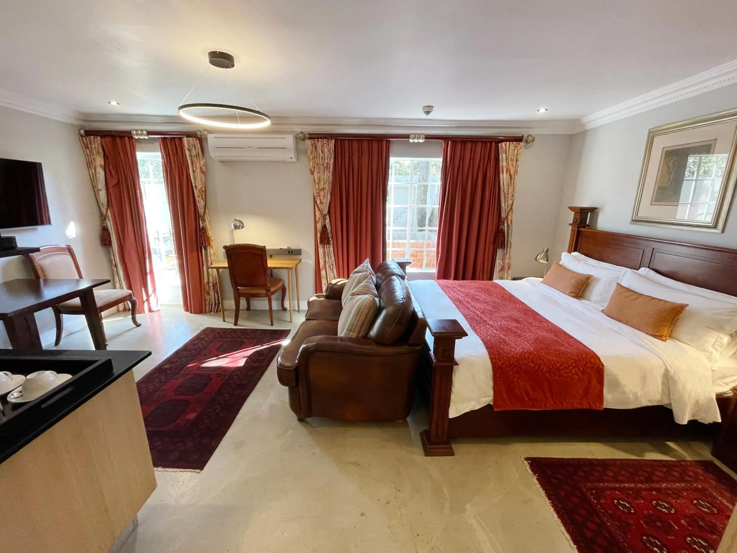 Photo of the whole room, Bed in Village Ridge Stays