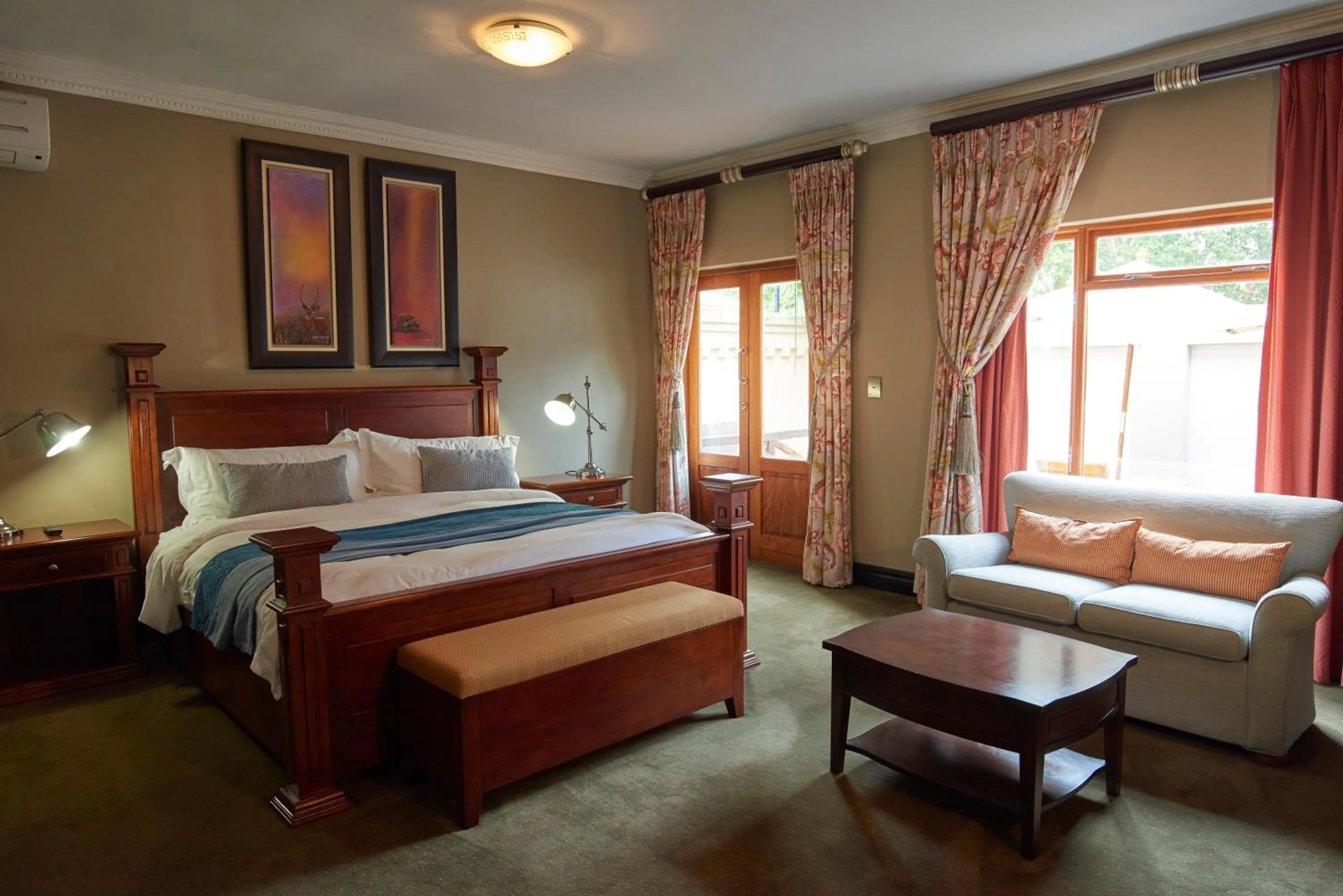 Photo of the whole room, Bed in Village Ridge Stays