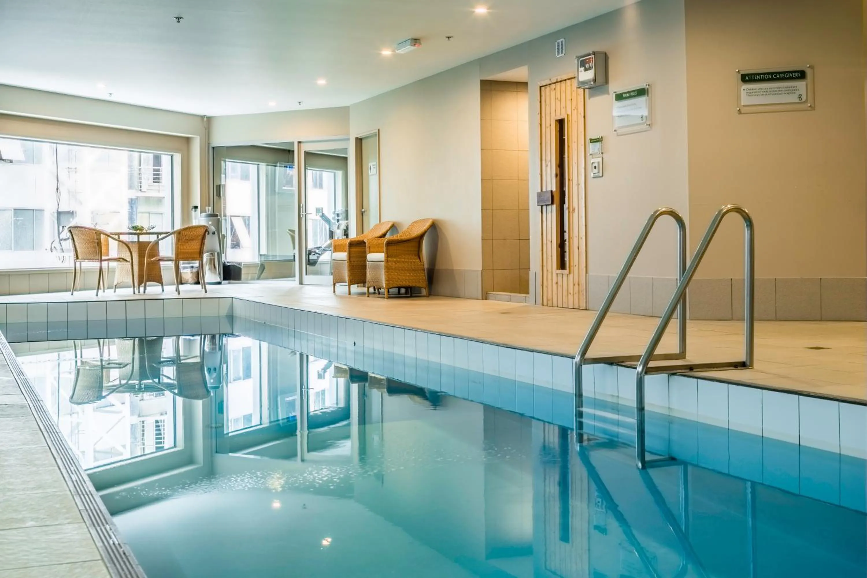 Swimming pool in Bolton Hotel