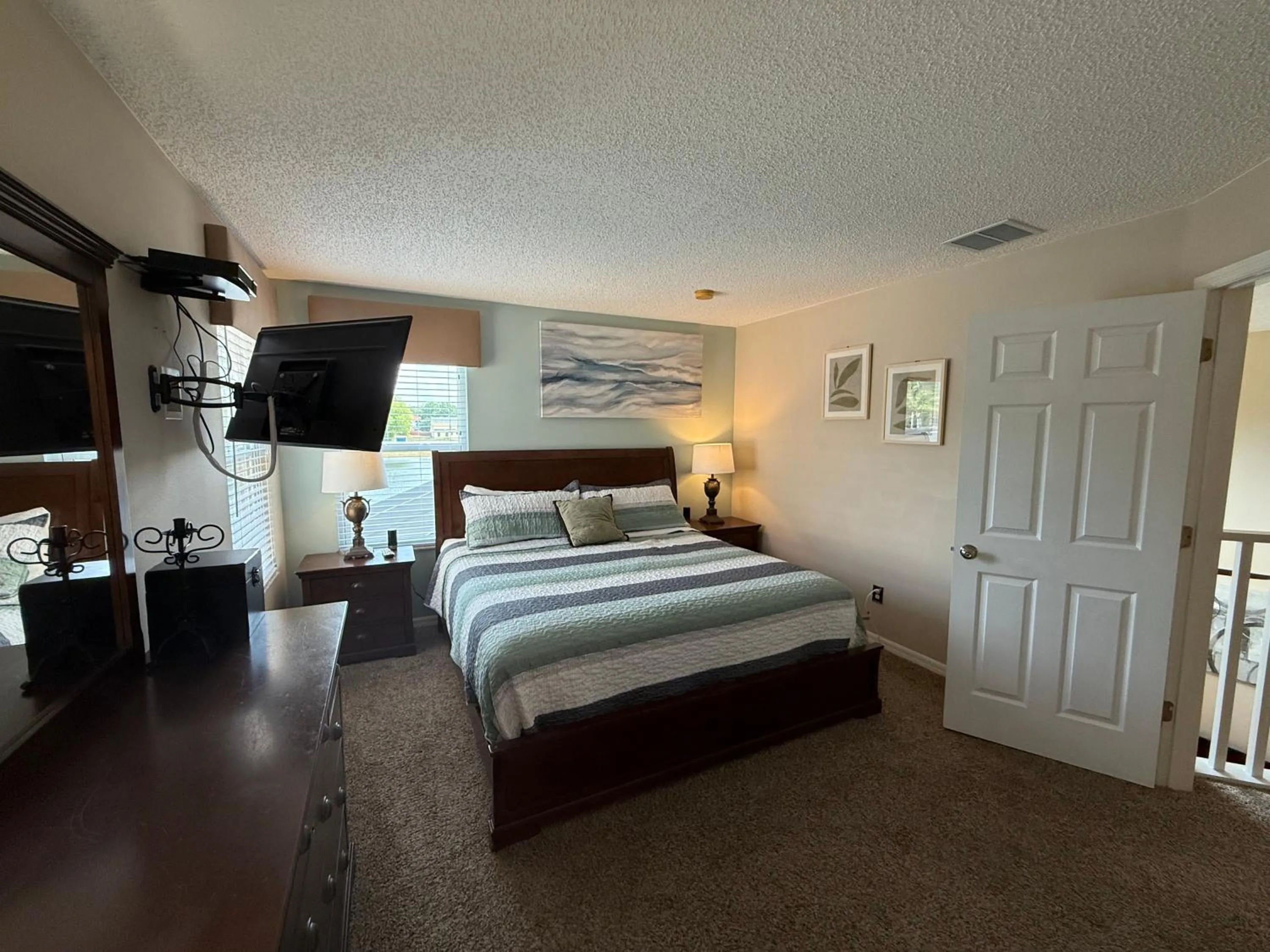 Bed in Seasons Villa 6 bedrooms, 4 masters and water view