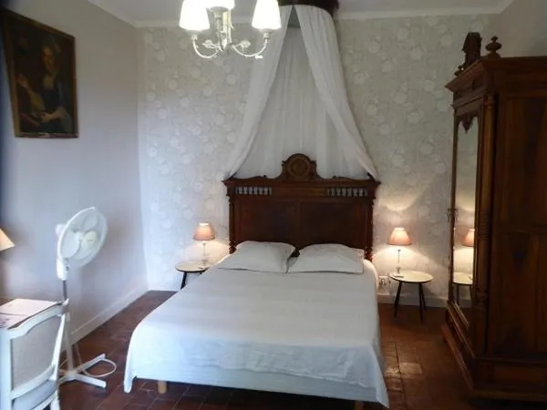 Photo of the whole room, Bed in Domaine de Lamartine