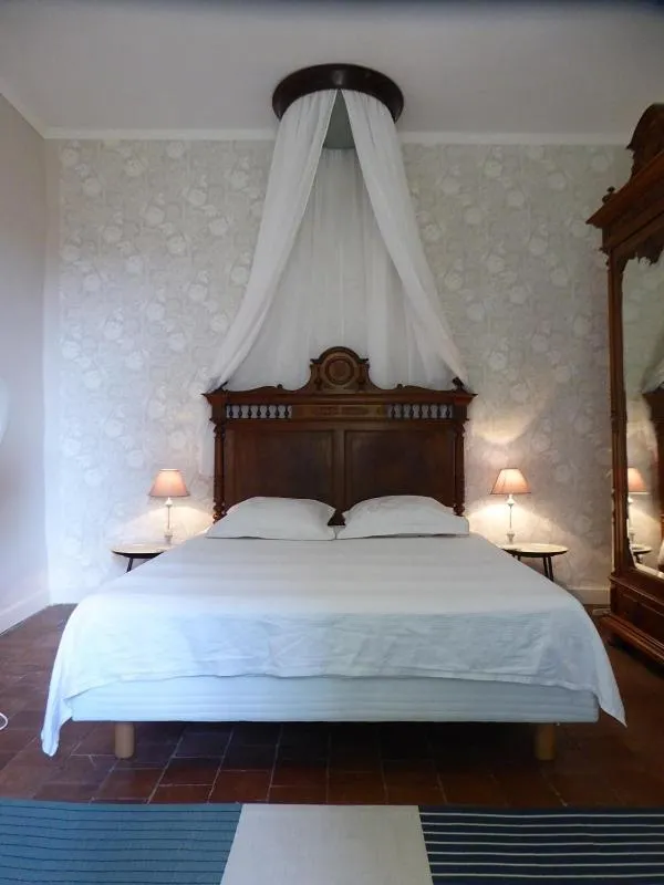 Photo of the whole room, Bed in Domaine de Lamartine