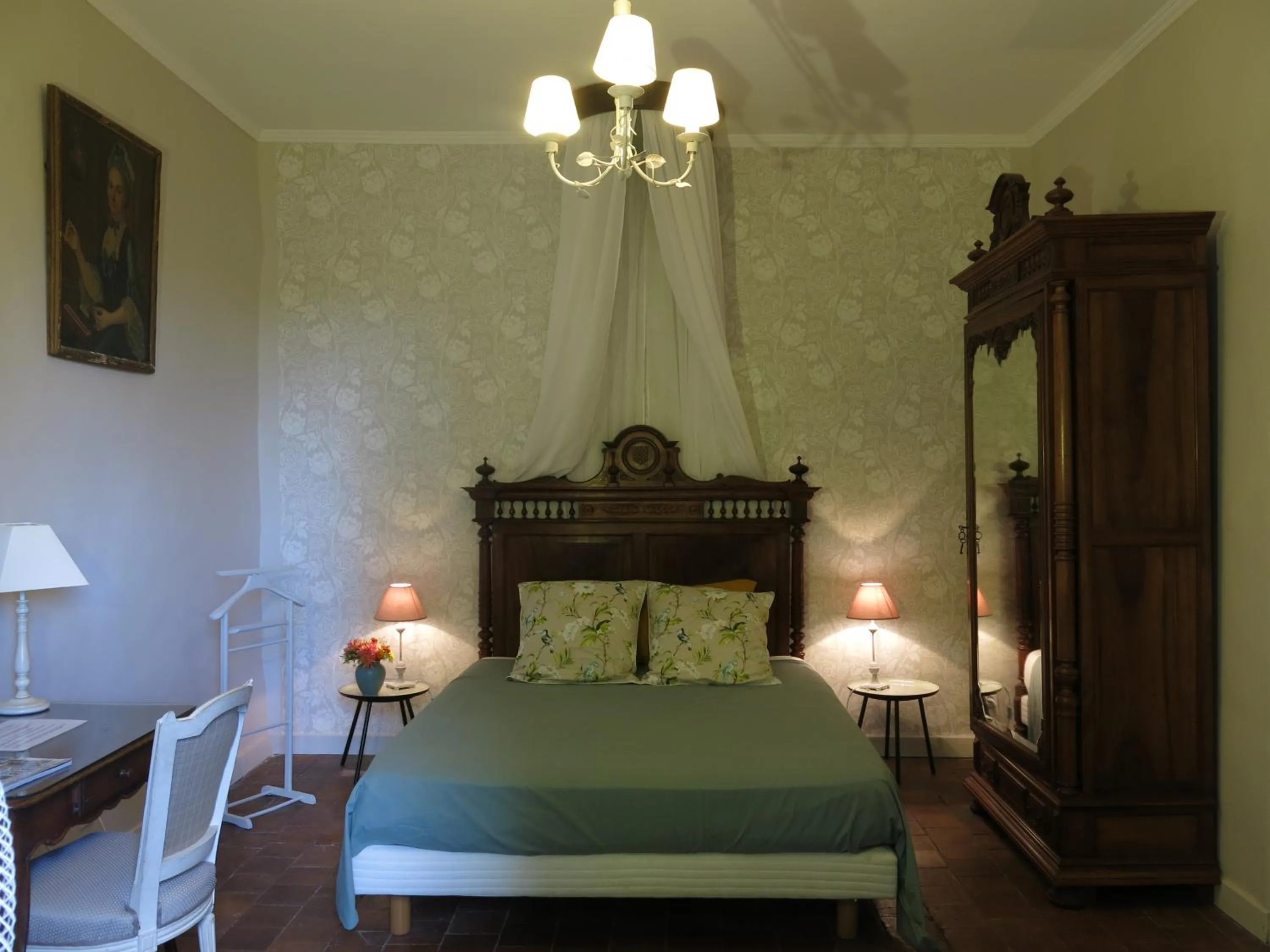 Photo of the whole room, Bed in Domaine de Lamartine