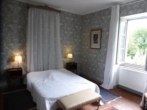 Photo of the whole room, Bed in Domaine de Lamartine