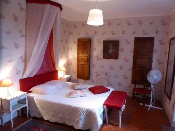 Photo of the whole room, Bed in Domaine de Lamartine
