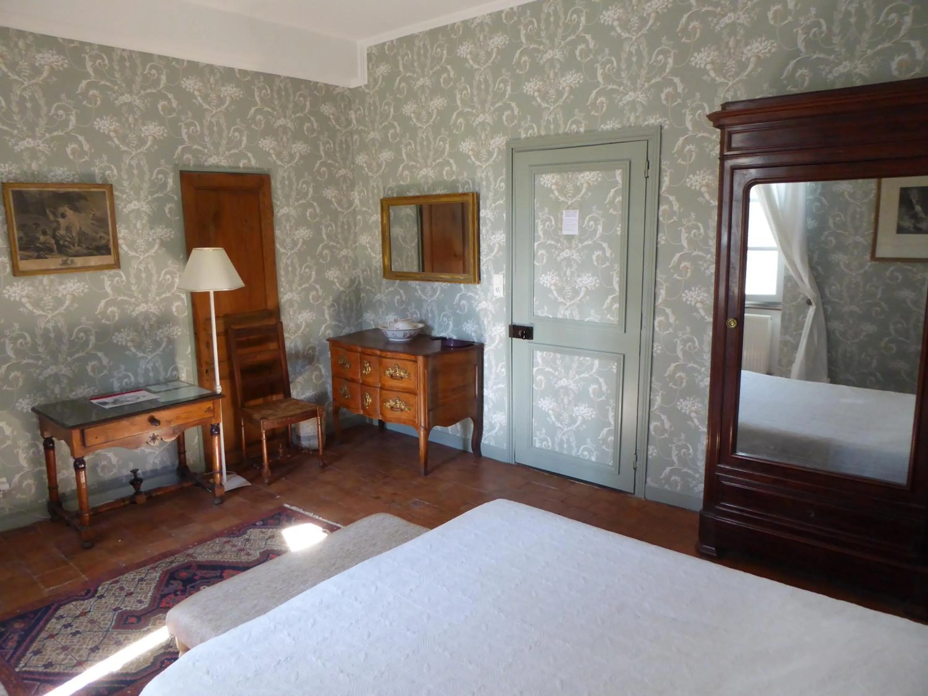 Photo of the whole room, Bed in Domaine de Lamartine