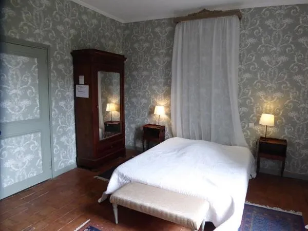 Photo of the whole room, Bed in Domaine de Lamartine