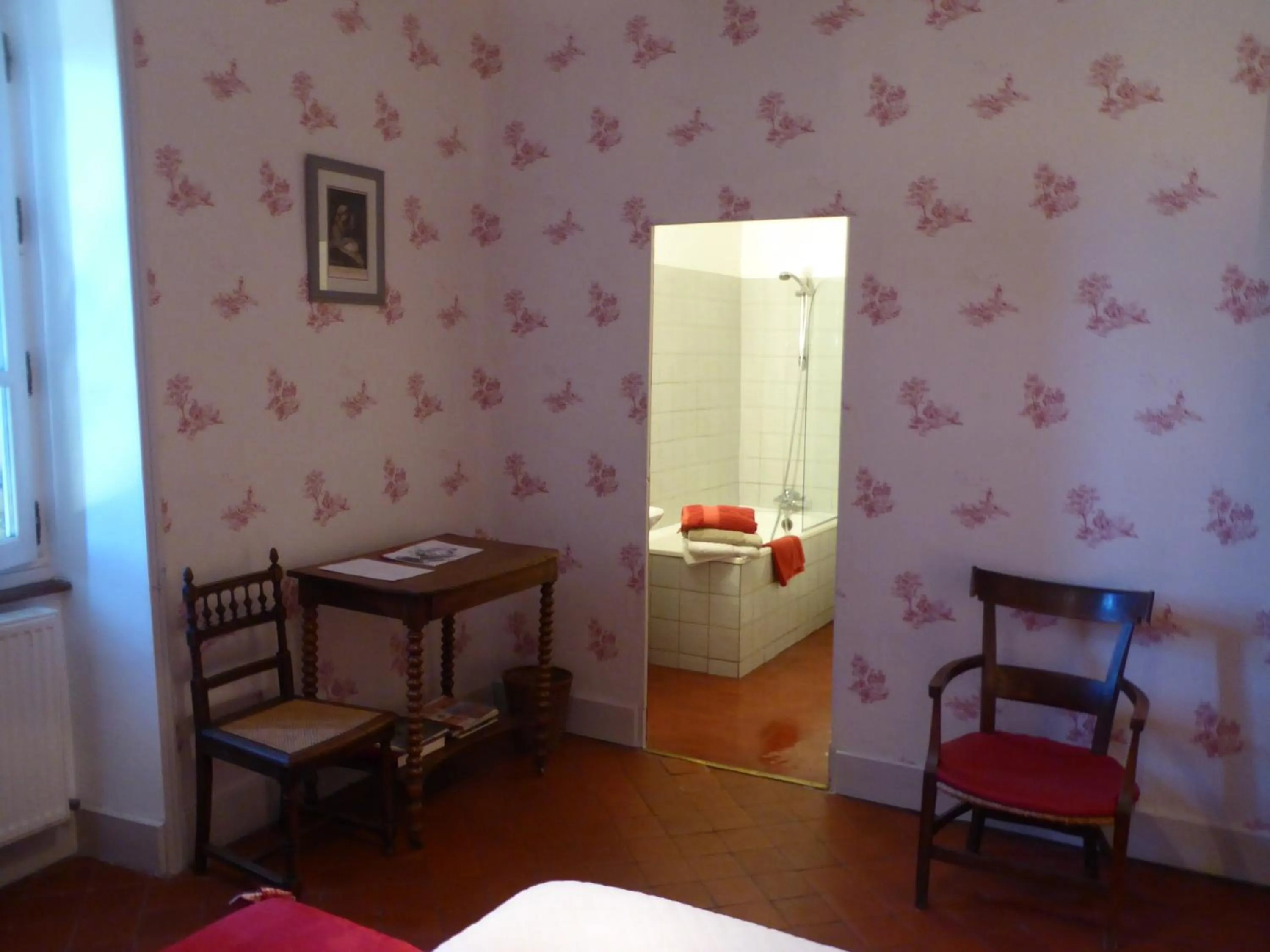 Photo of the whole room, Bed in Domaine de Lamartine