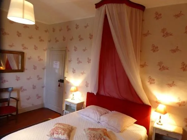 Photo of the whole room, Bed in Domaine de Lamartine