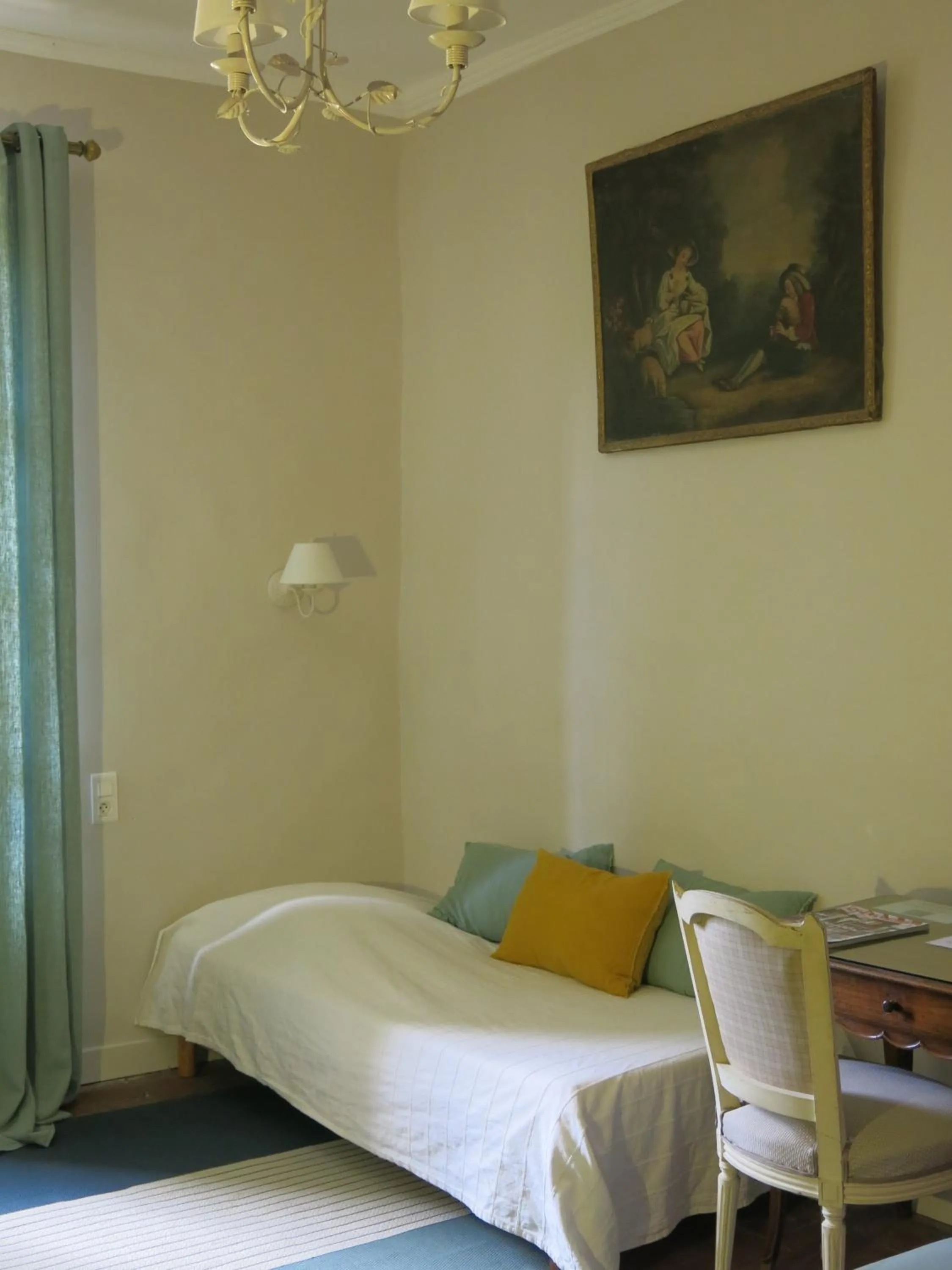 Photo of the whole room, Bed in Domaine de Lamartine