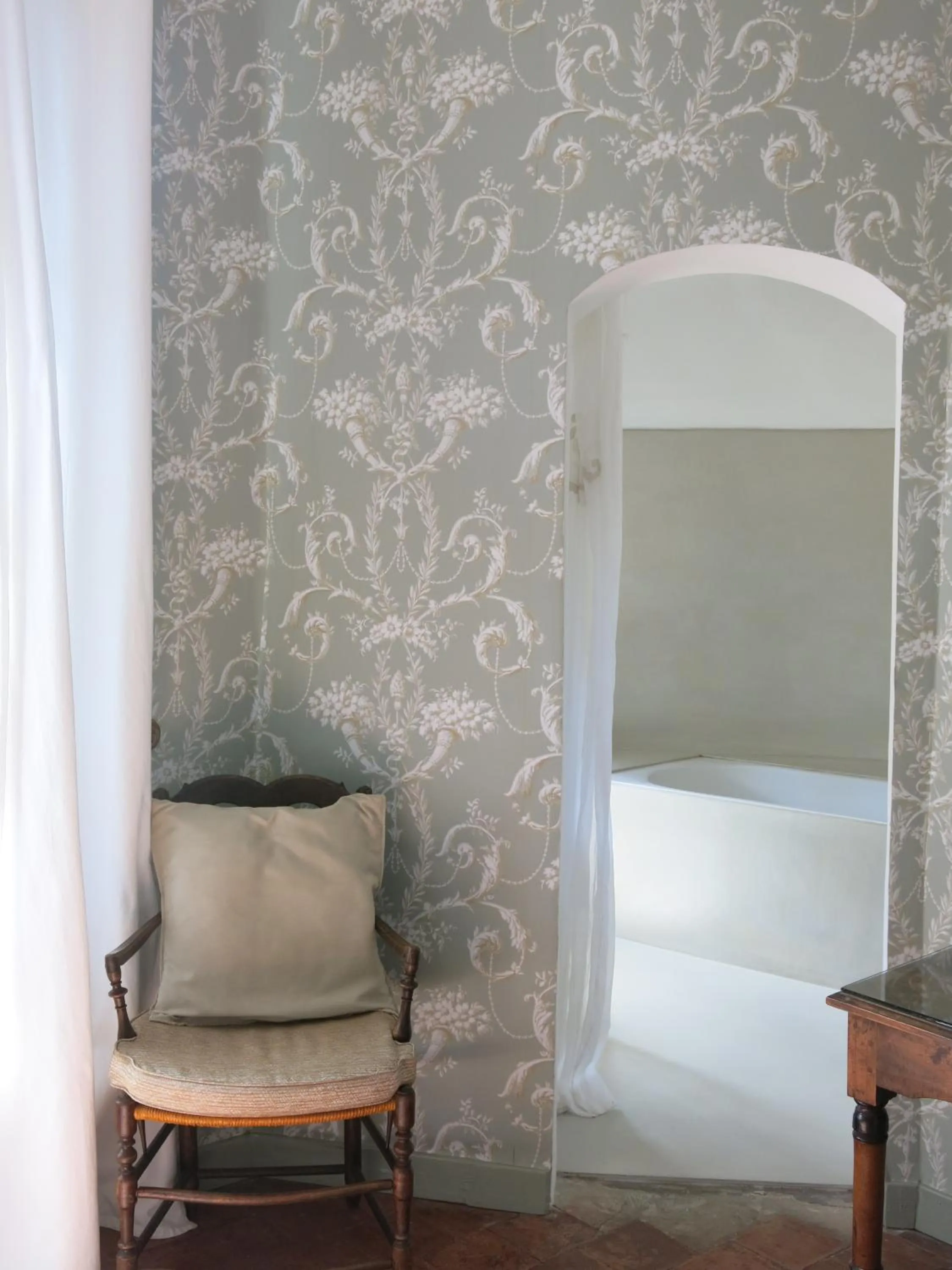Photo of the whole room, Bed in Domaine de Lamartine