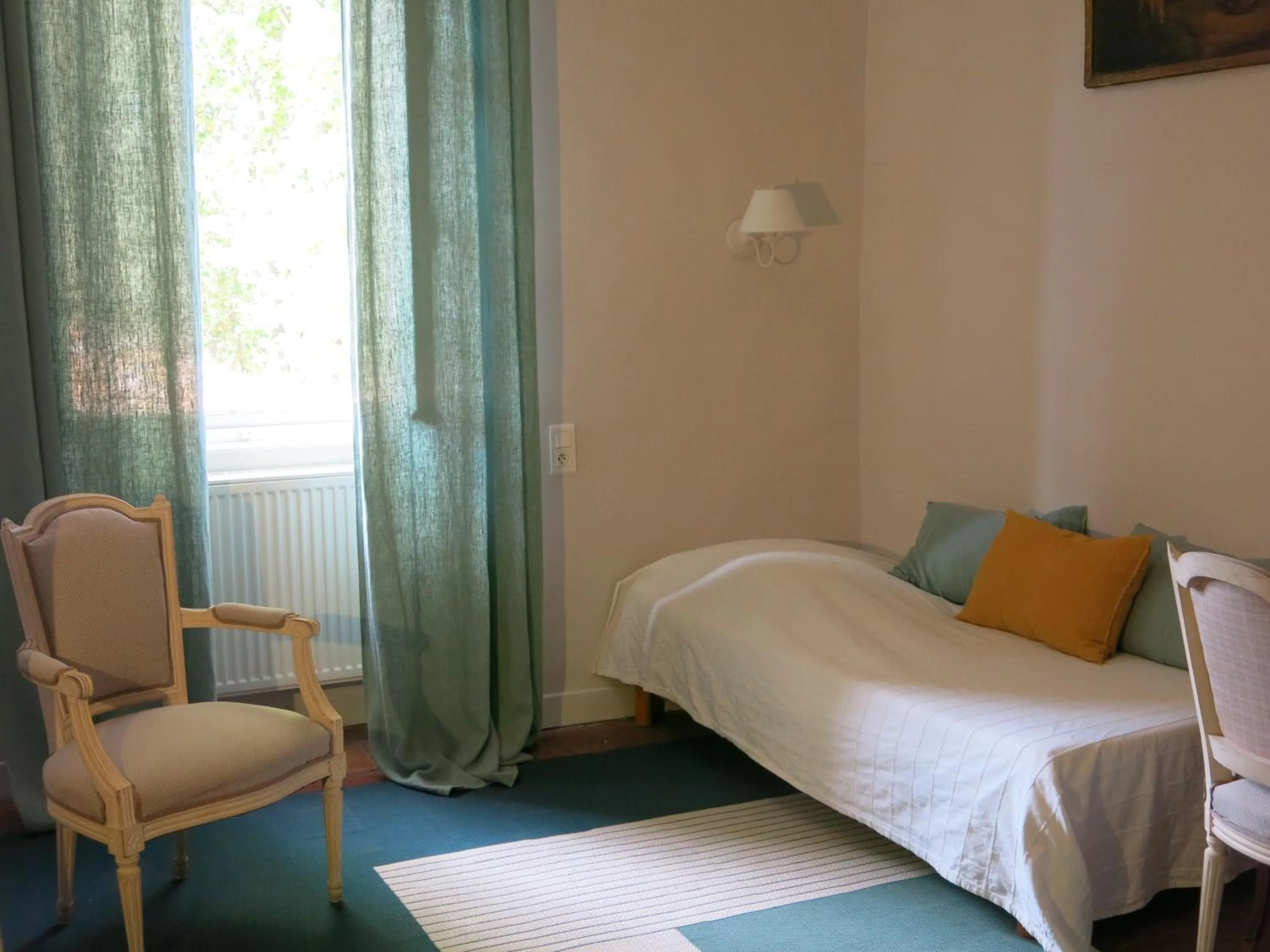 Photo of the whole room, Bed in Domaine de Lamartine