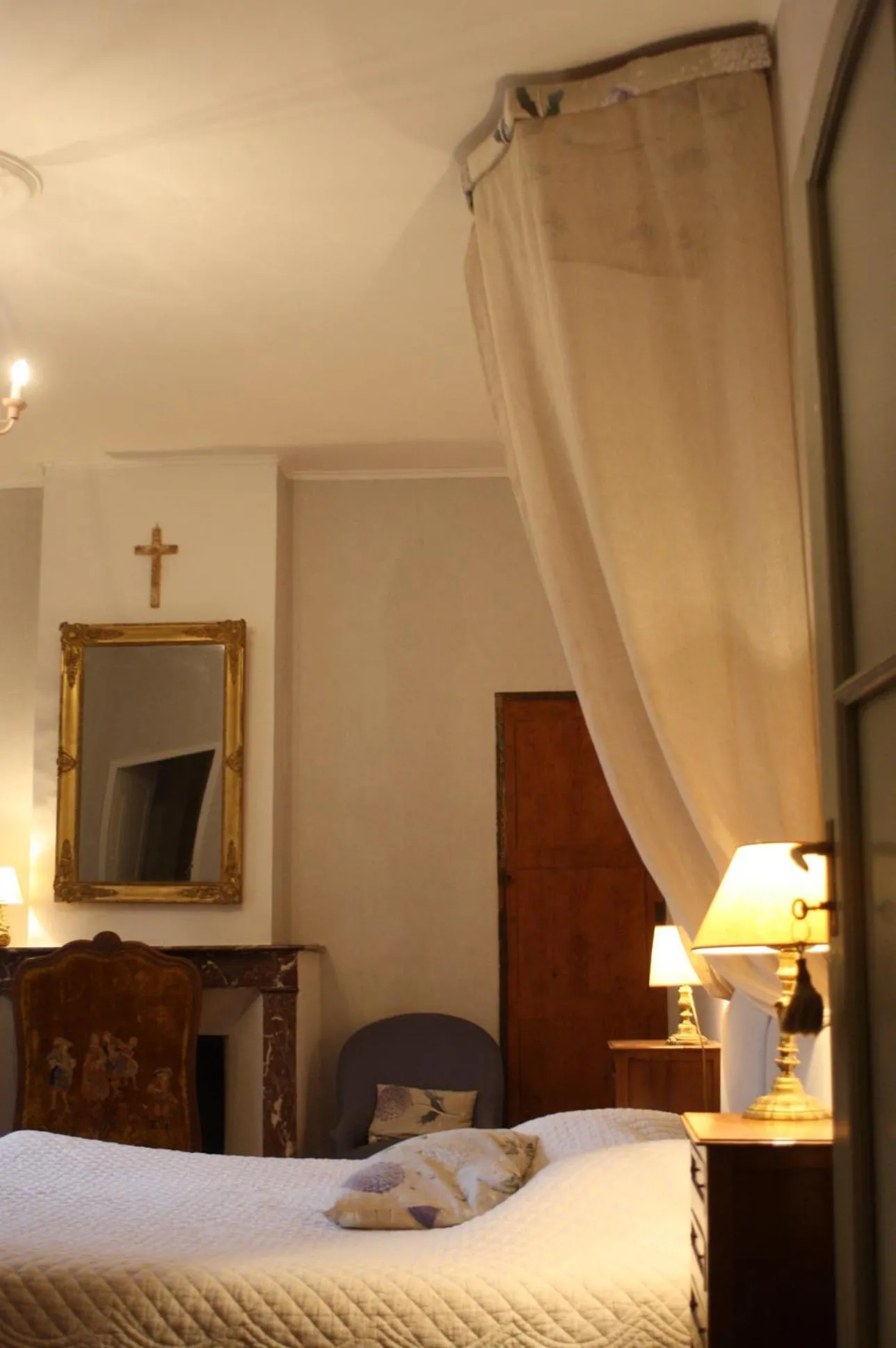 Photo of the whole room, Bed in Domaine de Lamartine