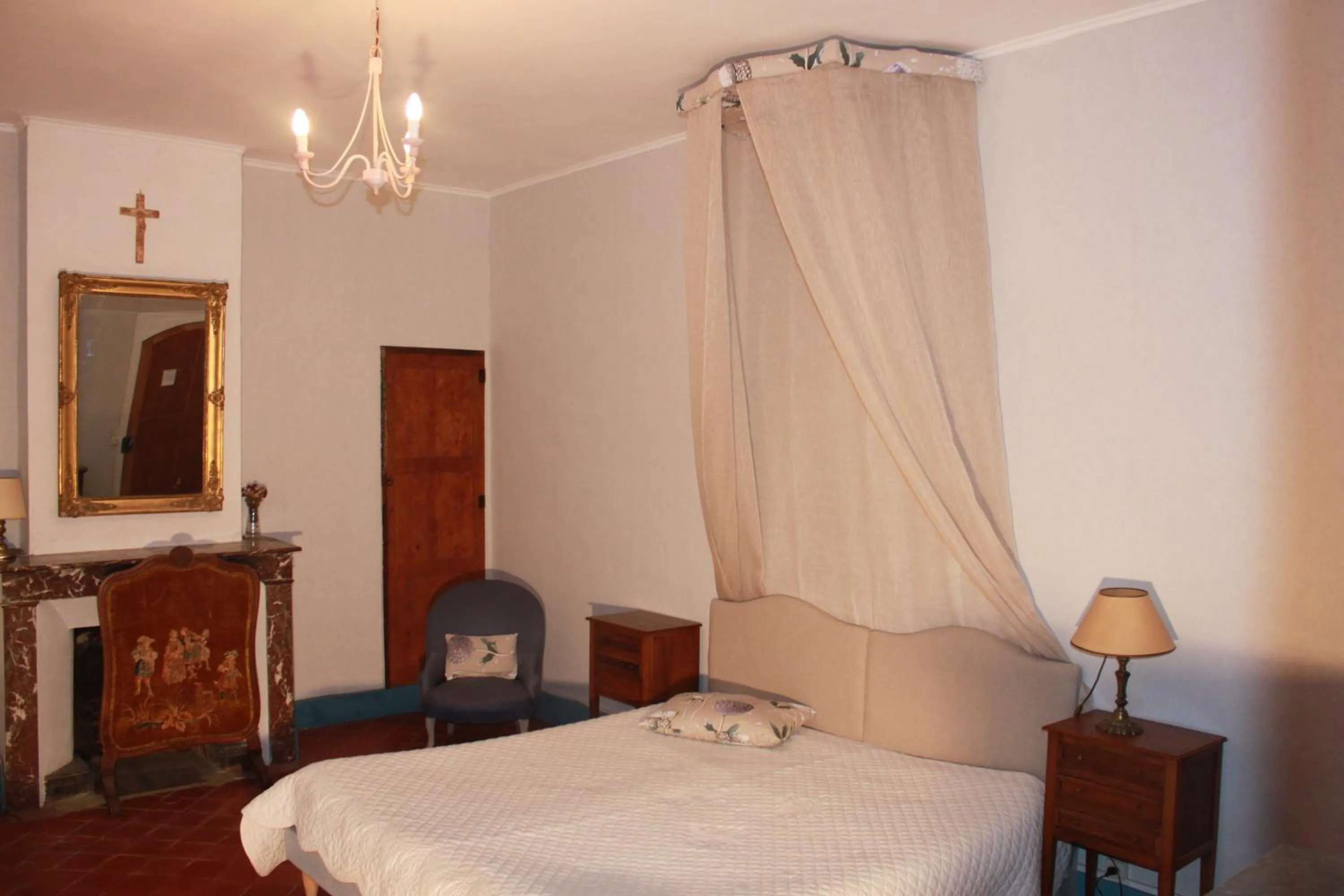 Photo of the whole room, Bed in Domaine de Lamartine