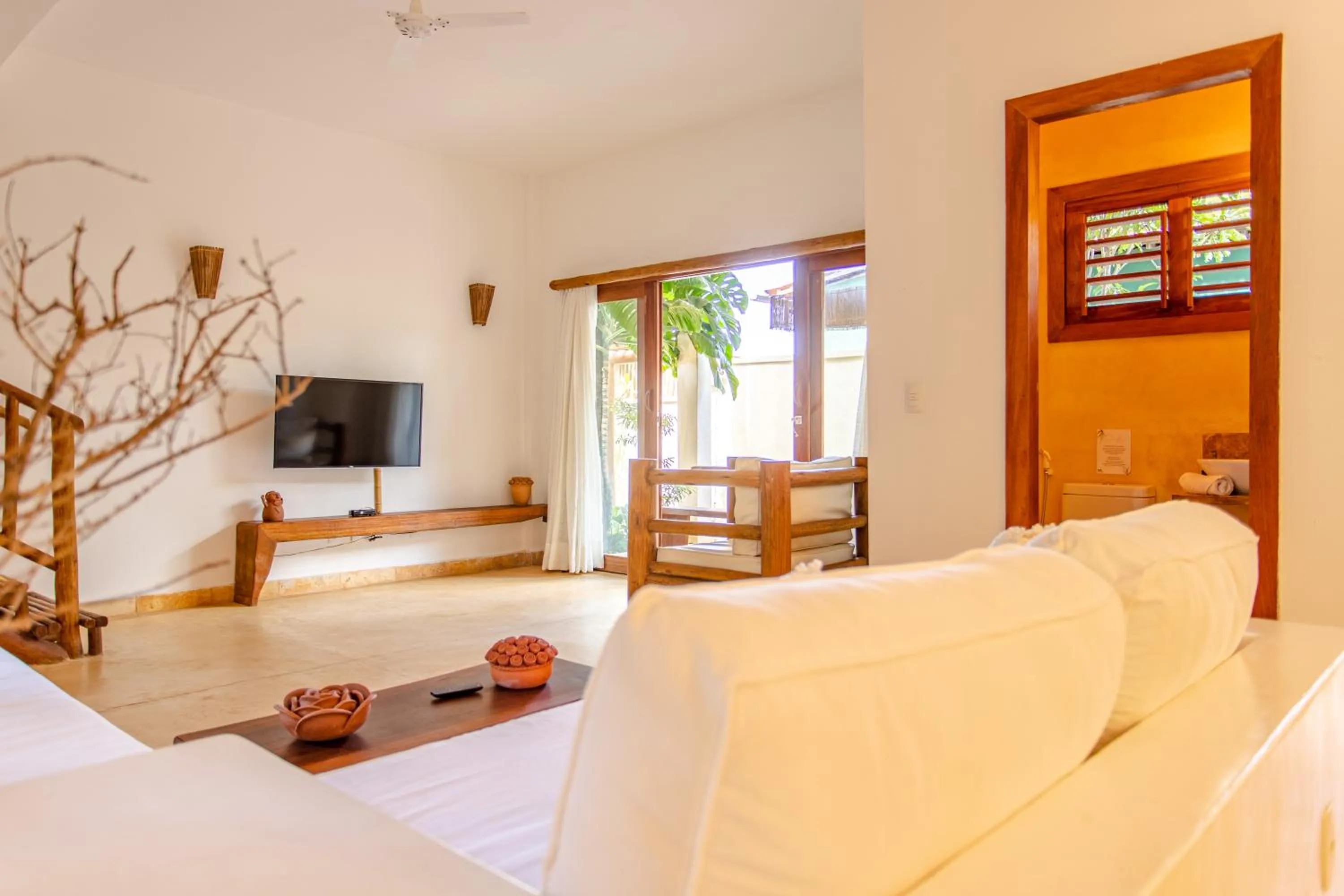 Communal lounge/ TV room, Bed in CasaLô Hotel