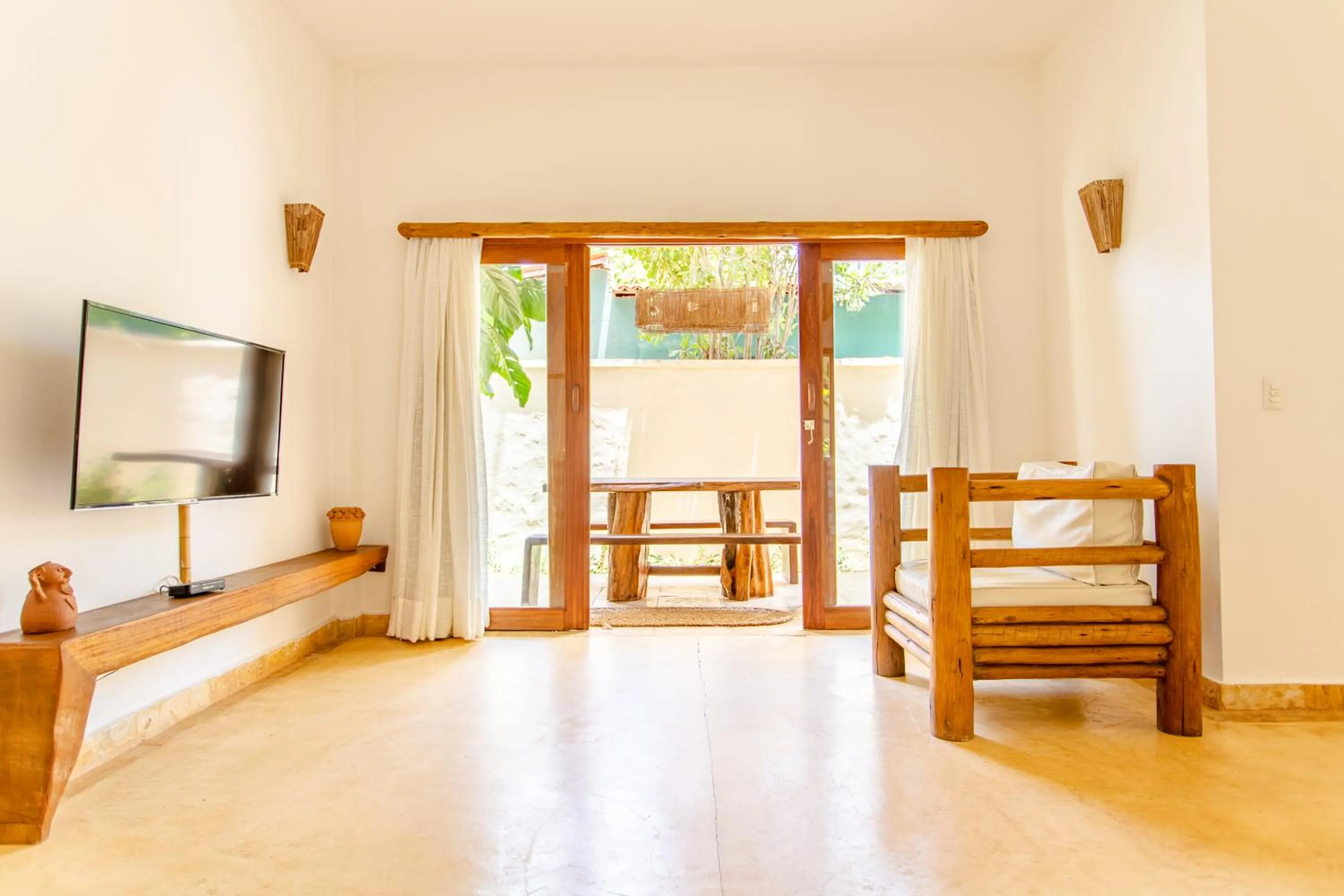 Communal lounge/ TV room in CasaLô Hotel