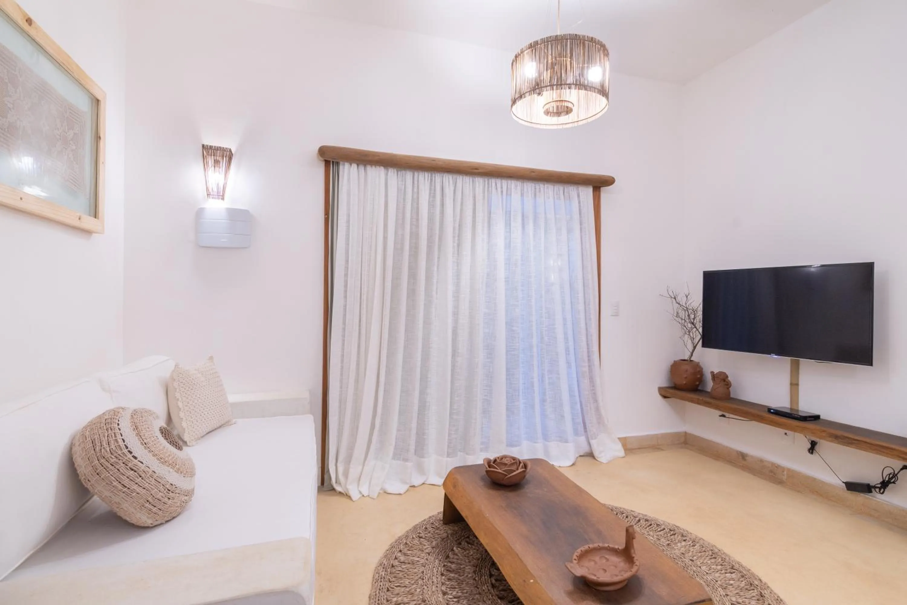 Communal lounge/ TV room in CasaLô Hotel