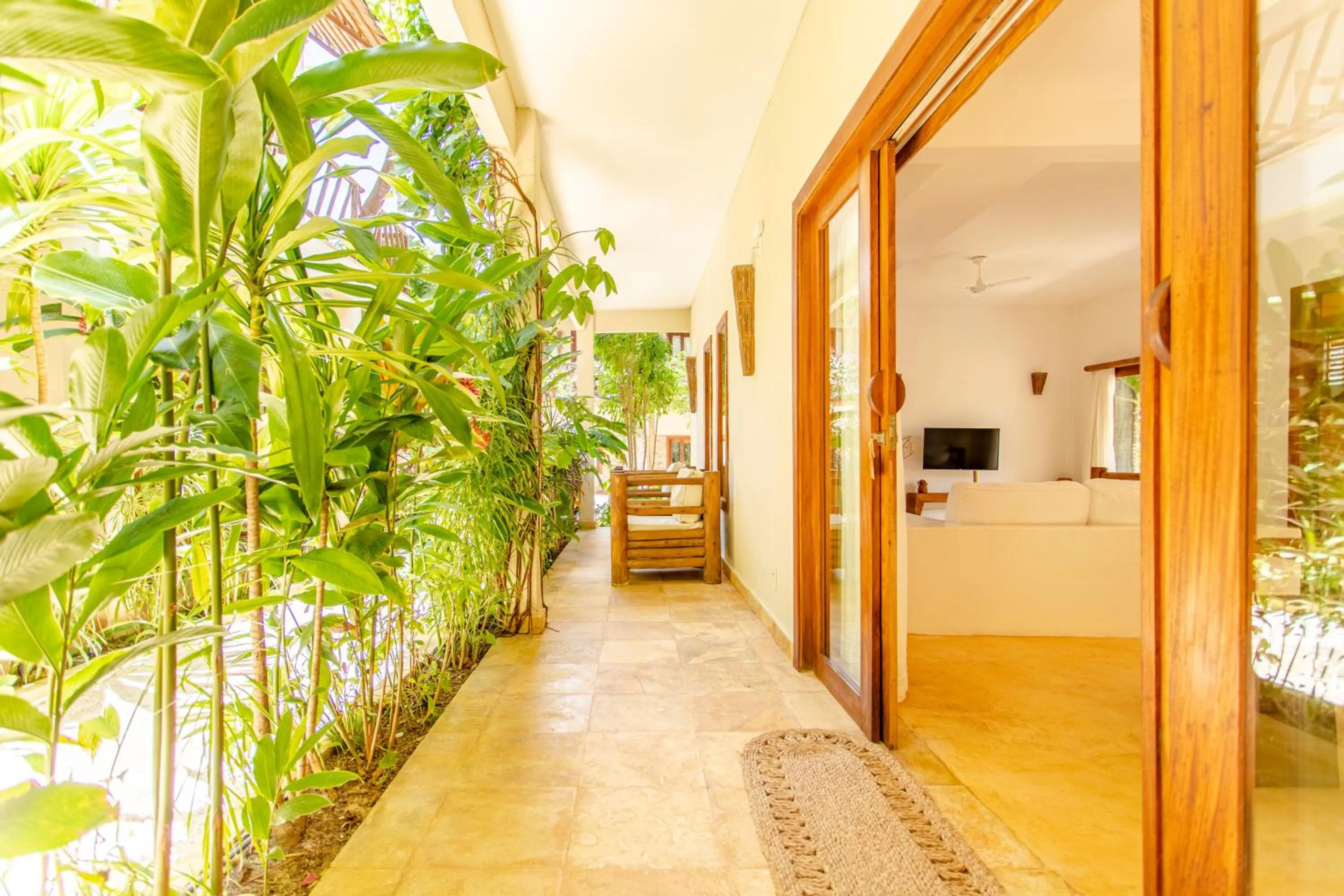 Communal lounge/ TV room in CasaLô Hotel