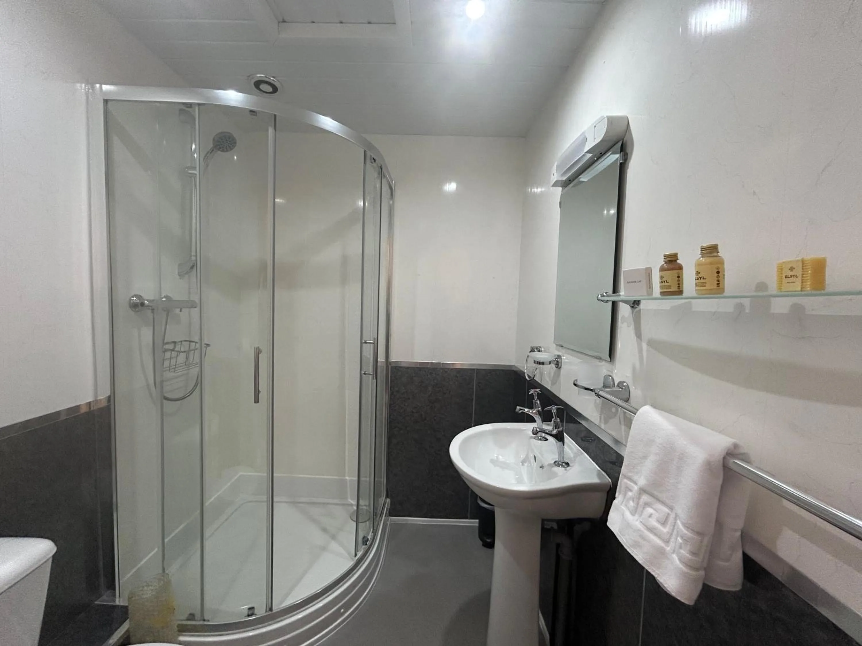 Bathroom in Lansdowne House with Private Car Park