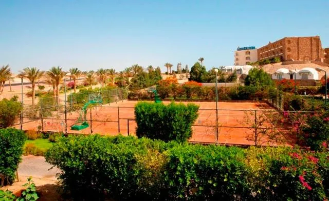 Tennis court in Brayka Bay Reef Resort