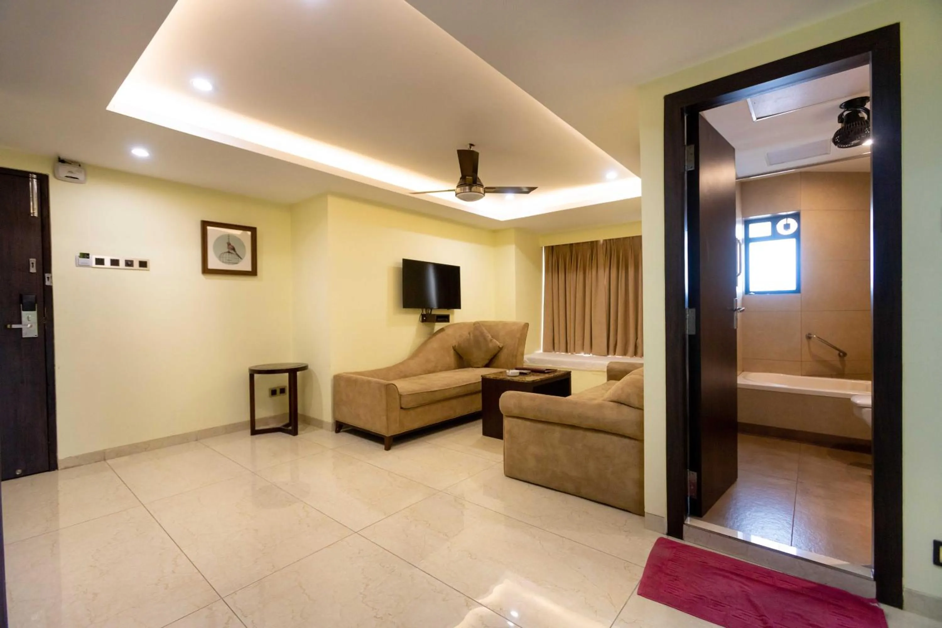 Living room, Bed in Hotel Godwin - Colaba