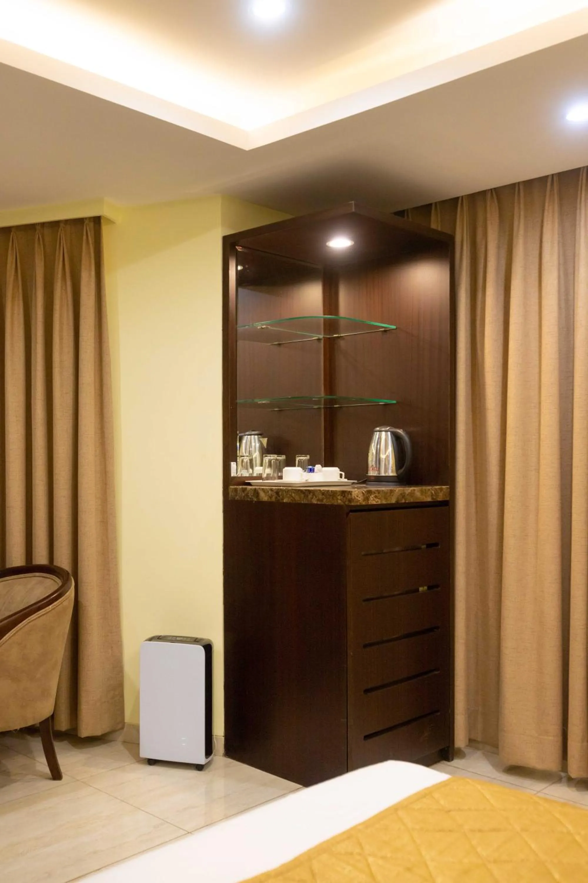 Coffee/tea facilities, Bed in Hotel Godwin - Colaba