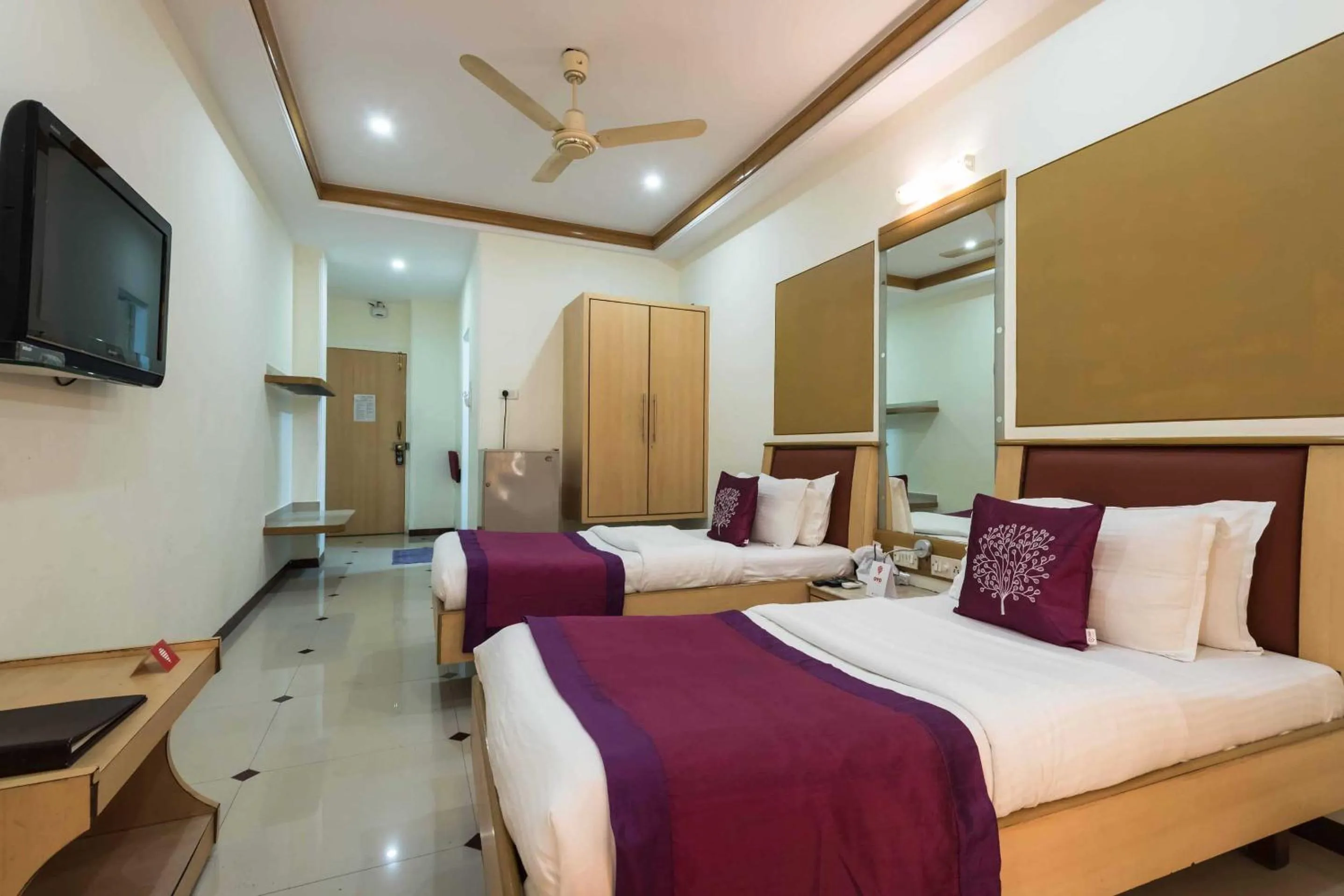 Bedroom, Bed in Hotel Godwin - Colaba