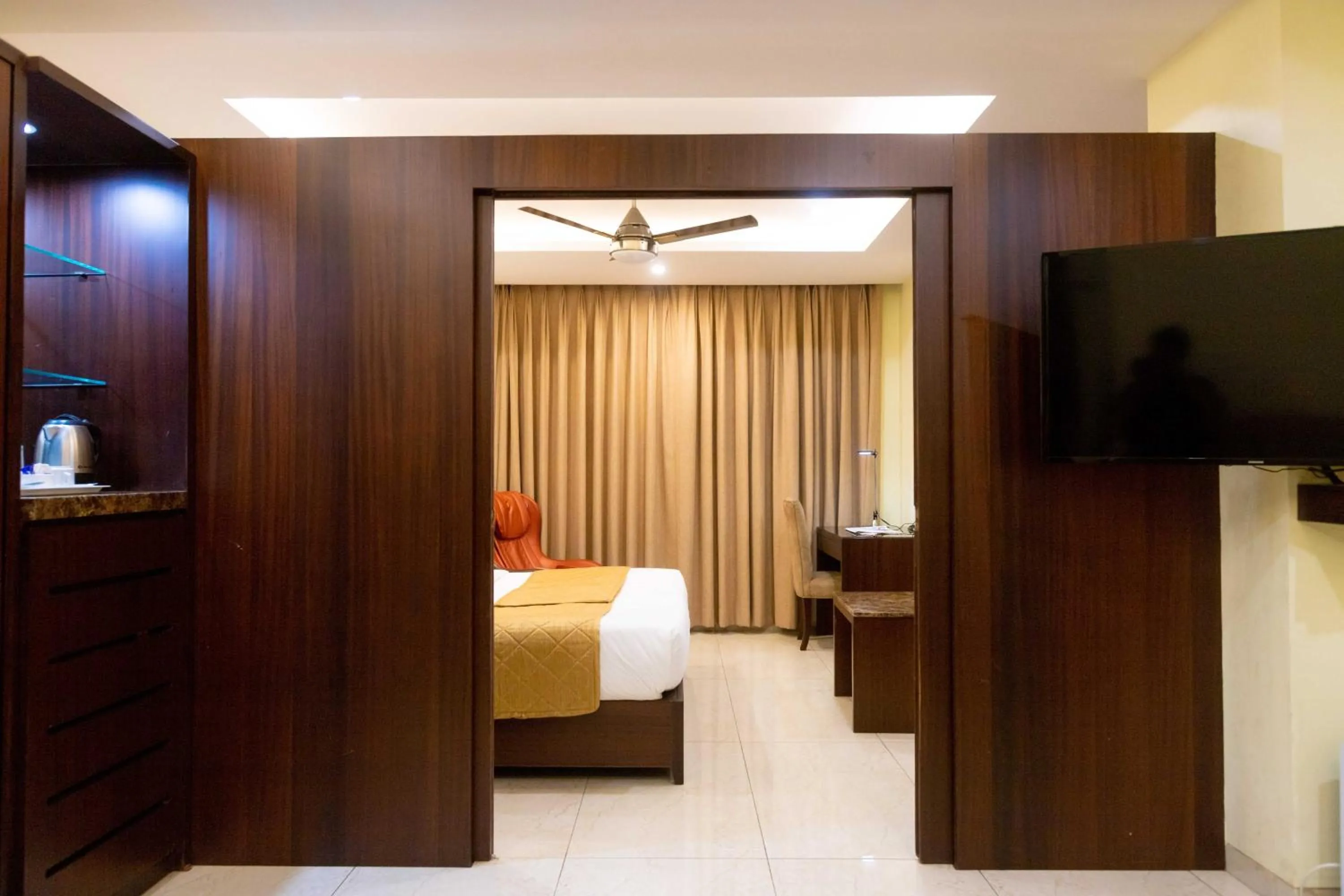 Communal lounge/ TV room, Bed in Hotel Godwin - Colaba