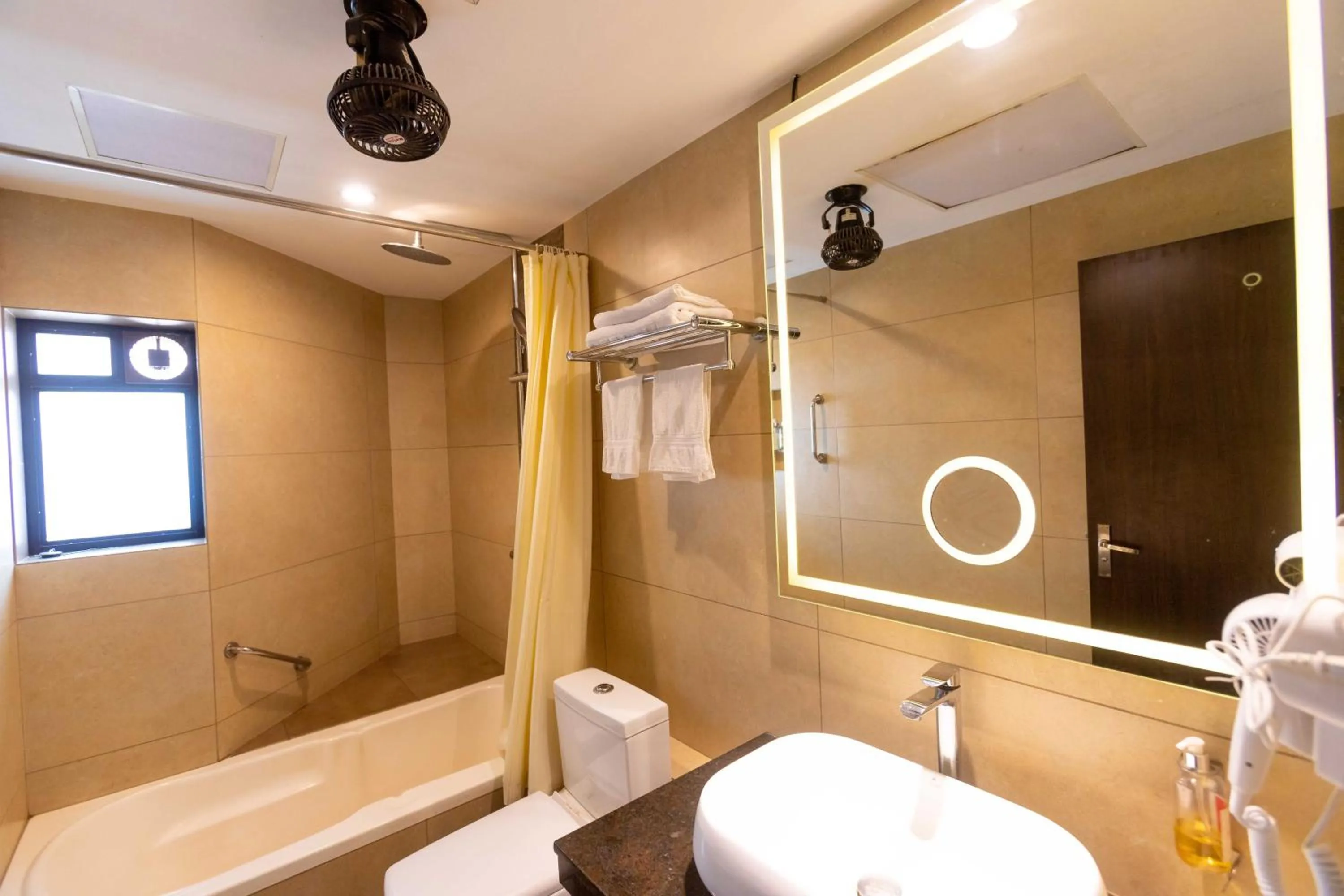Shower in Hotel Godwin - Colaba