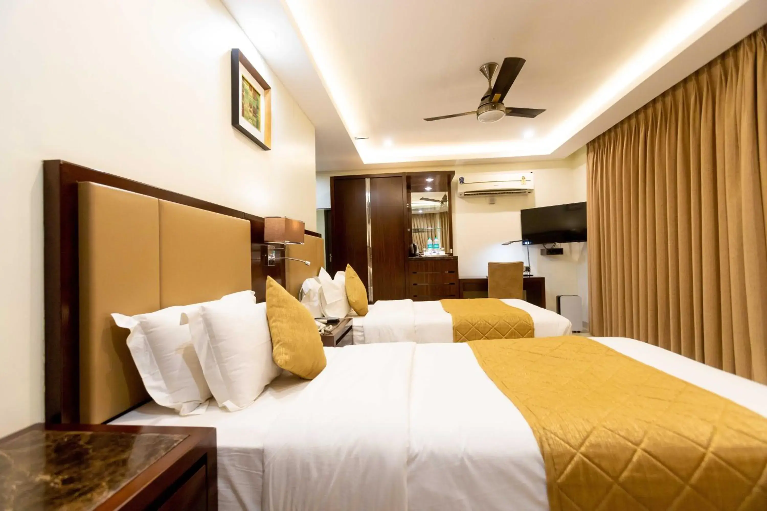 Bedroom, Bed in Hotel Godwin - Colaba Bedroom, Bed in Hotel Godwin - Colaba