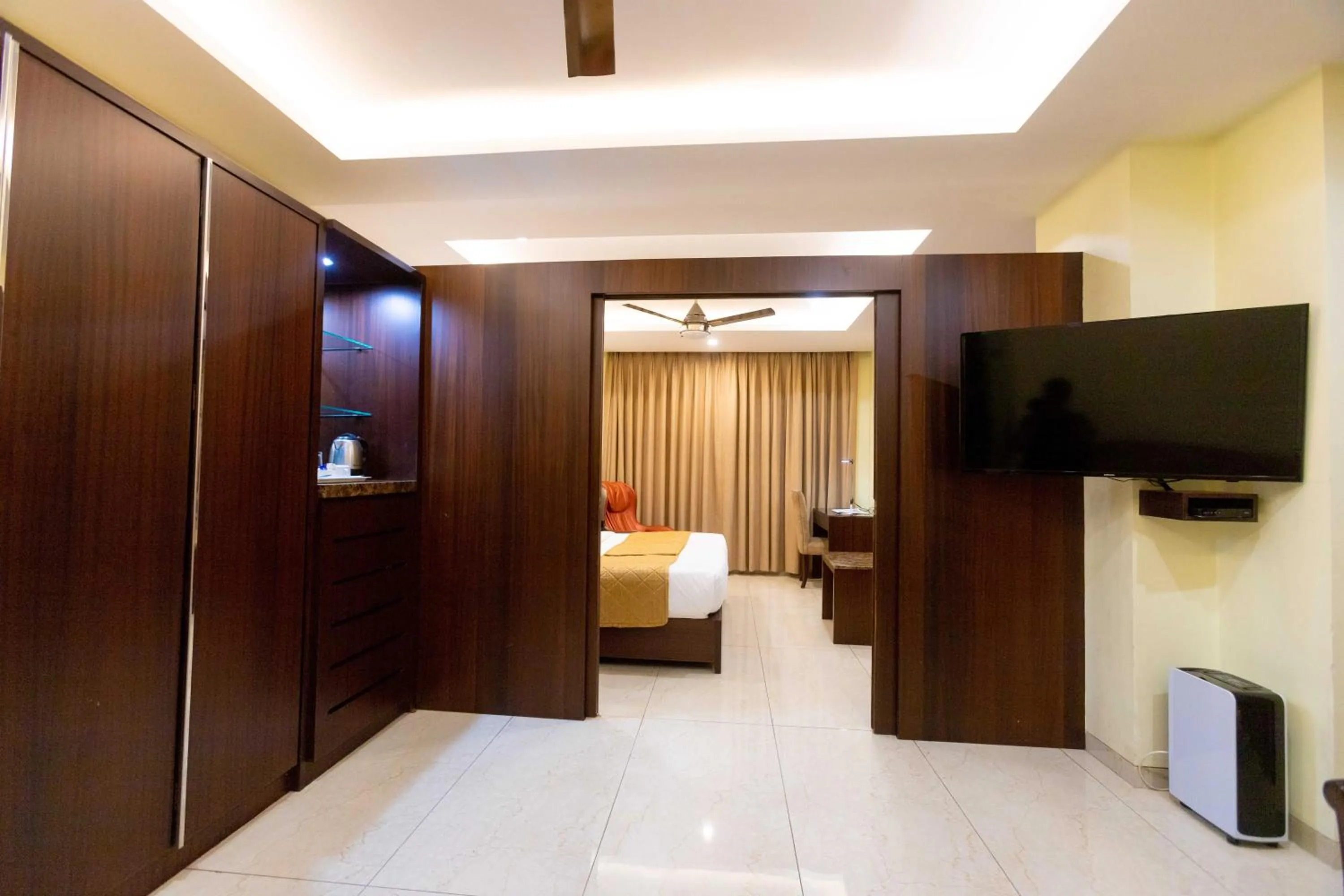 Bedroom, Bed in Hotel Godwin - Colaba