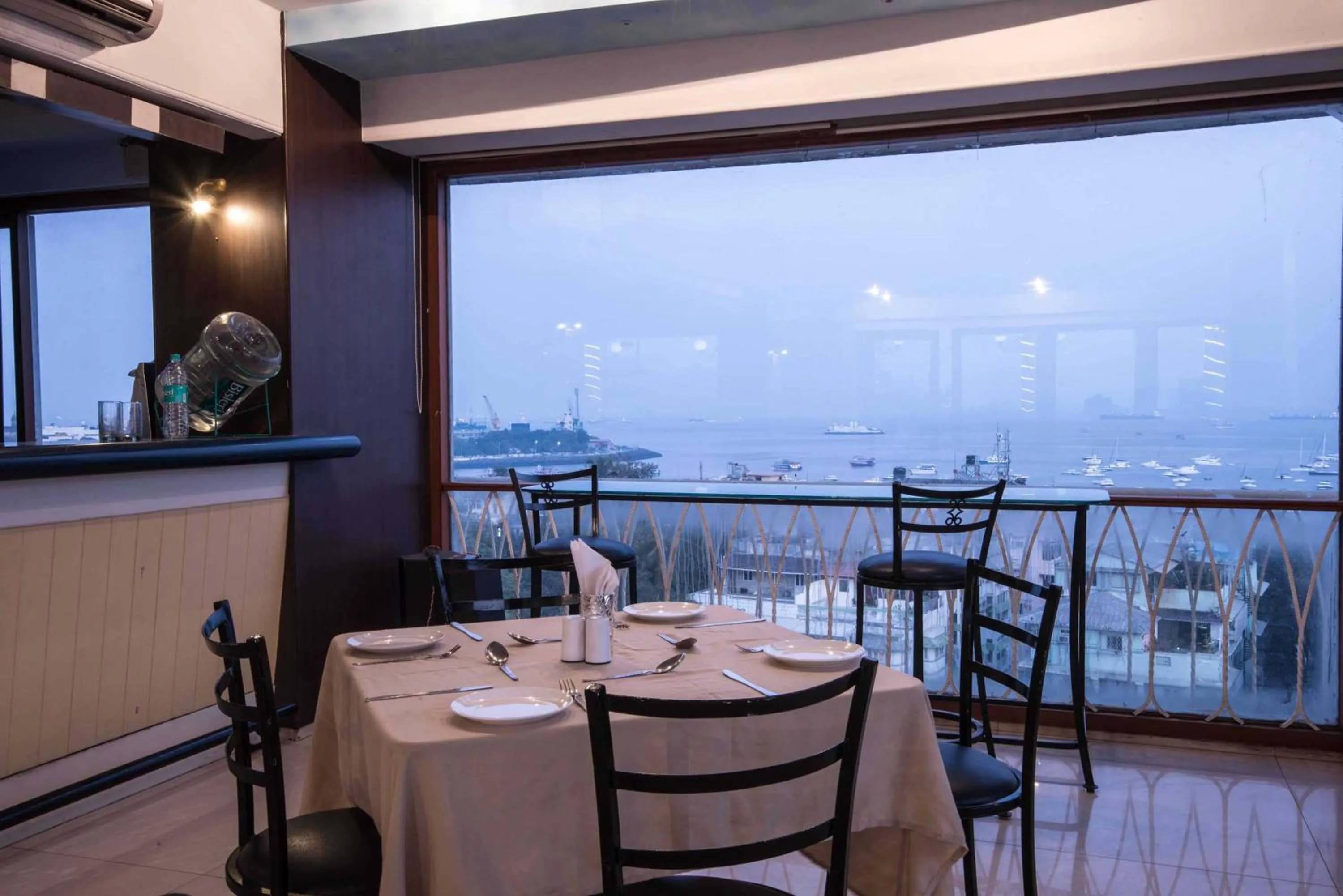 Restaurant/places to eat in Hotel Godwin - Colaba