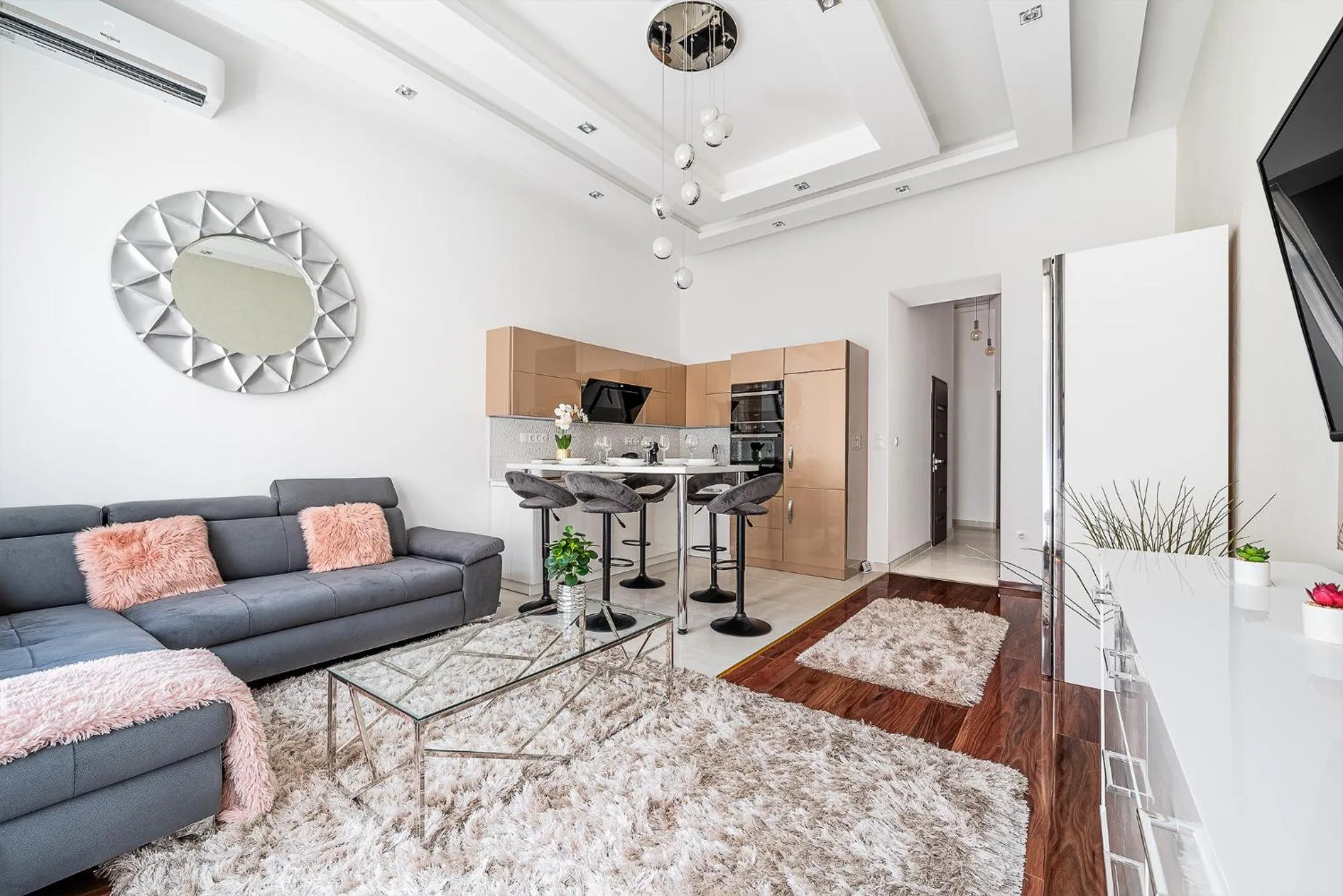 Luxury apartment with free garage and balcony in the center