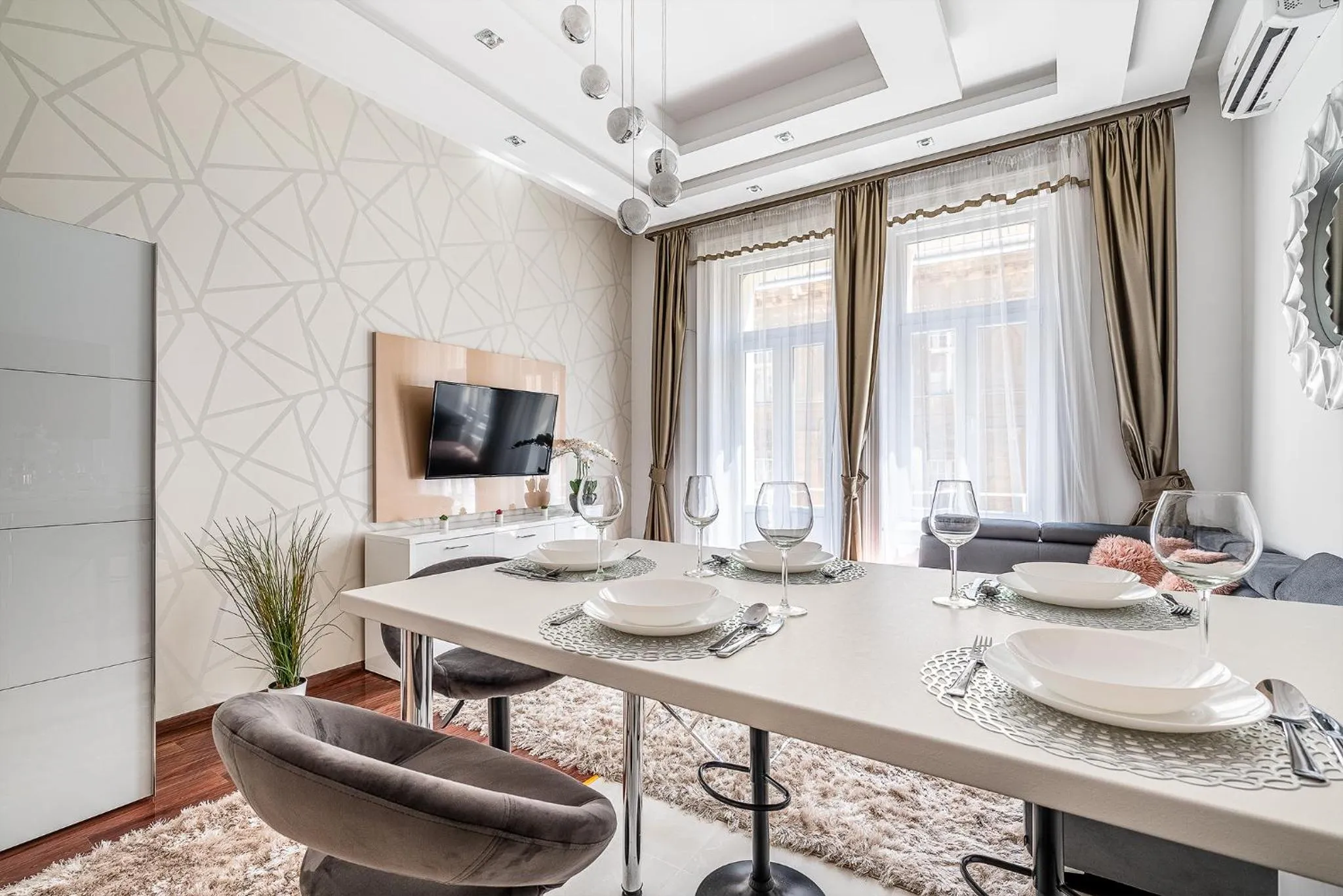 Luxury apartment with free garage and balcony in the center