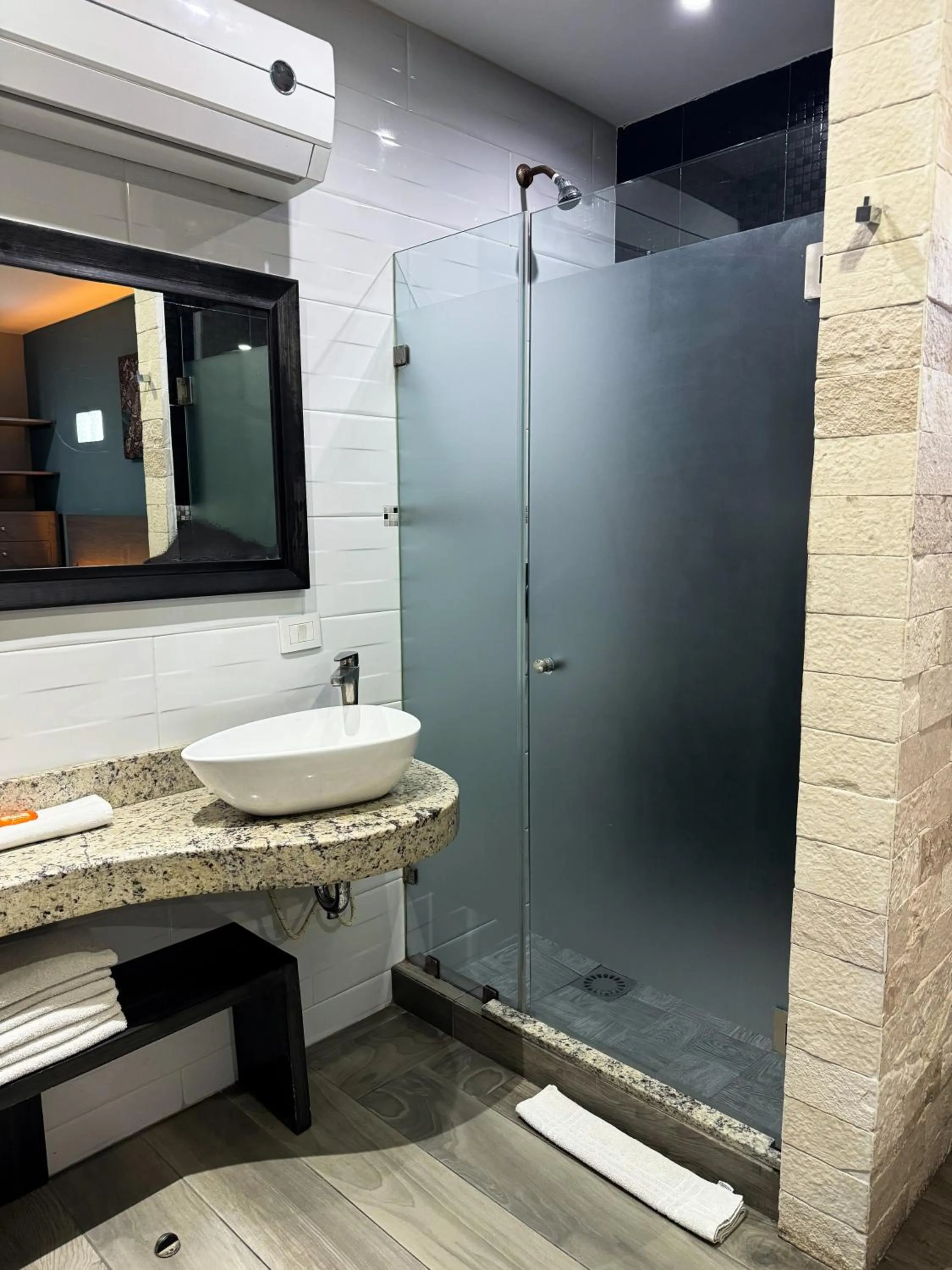 Shower in Illusion Xpress I Attraction Hotel Deluxe