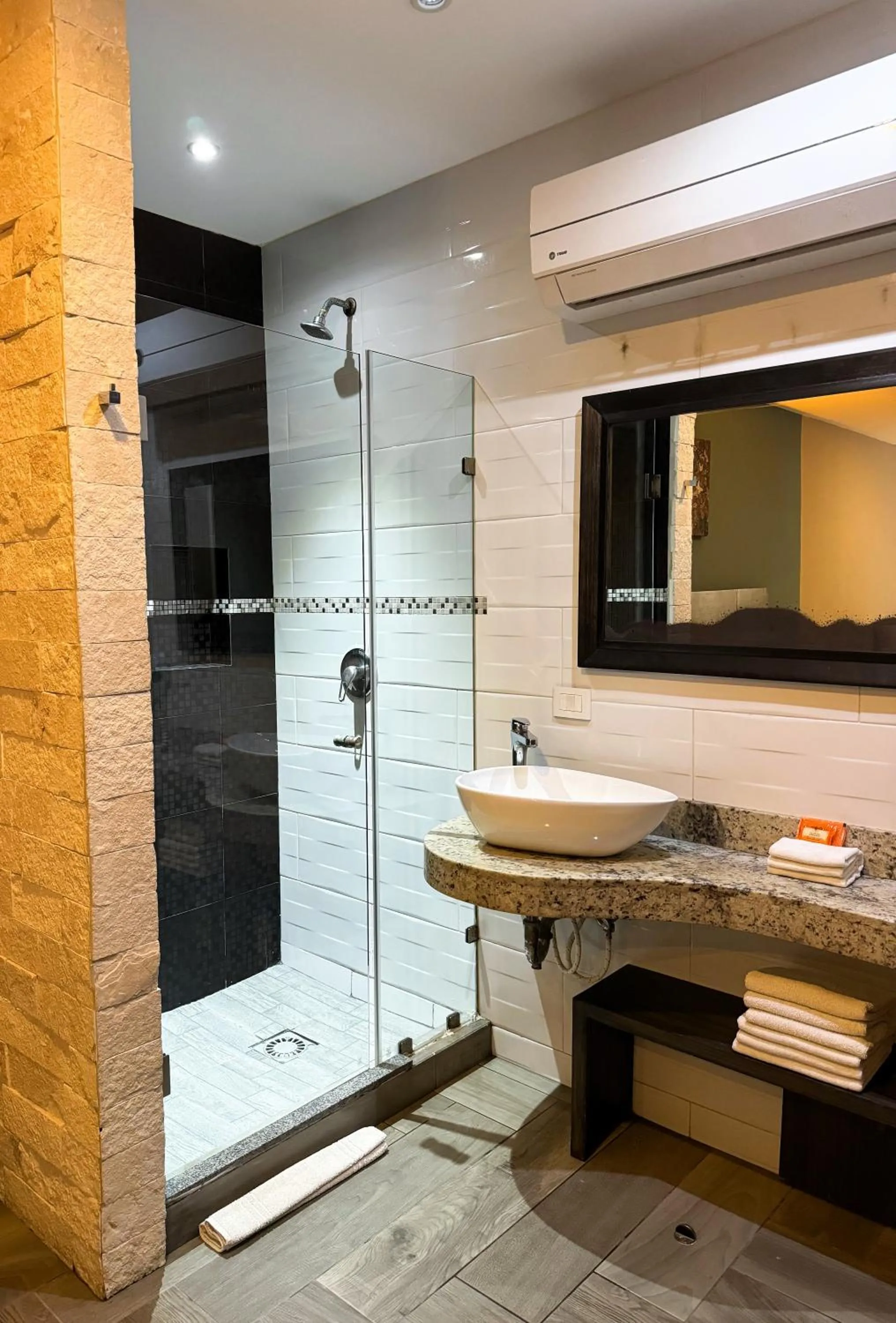 Shower in Illusion Xpress I Attraction Hotel Deluxe