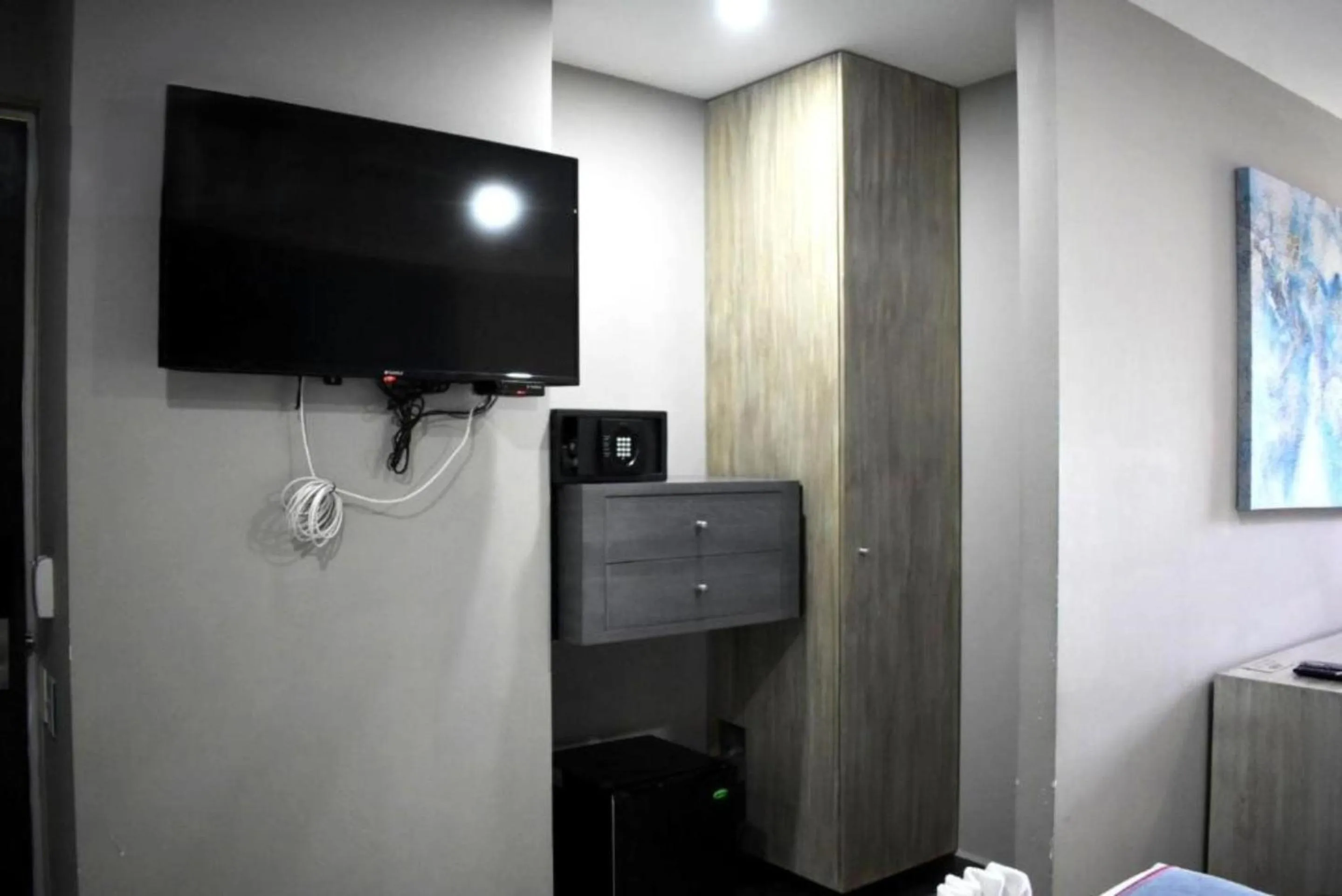 TV and multimedia in Illusion Xpress I Attraction Hotel Deluxe