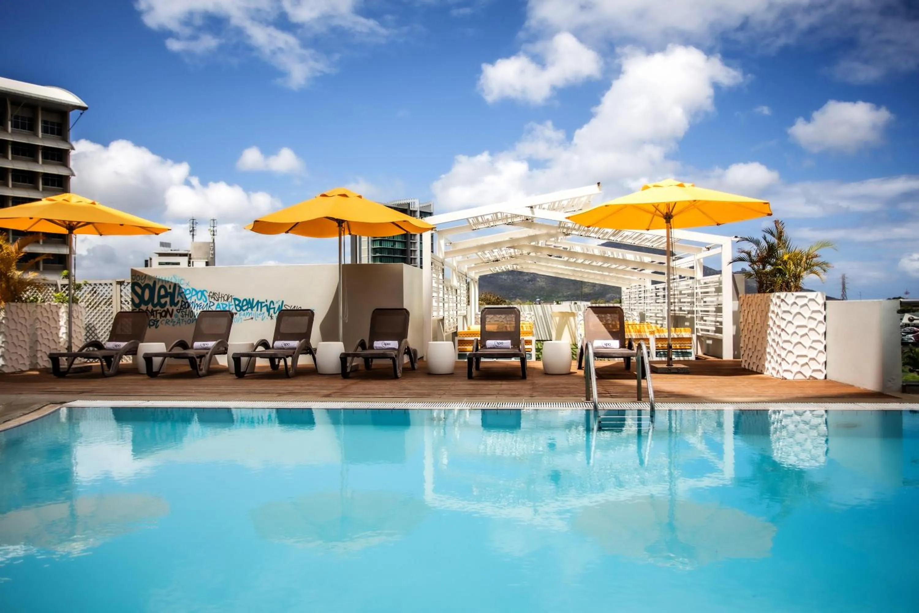Swimming pool in Hennessy Park Hotel