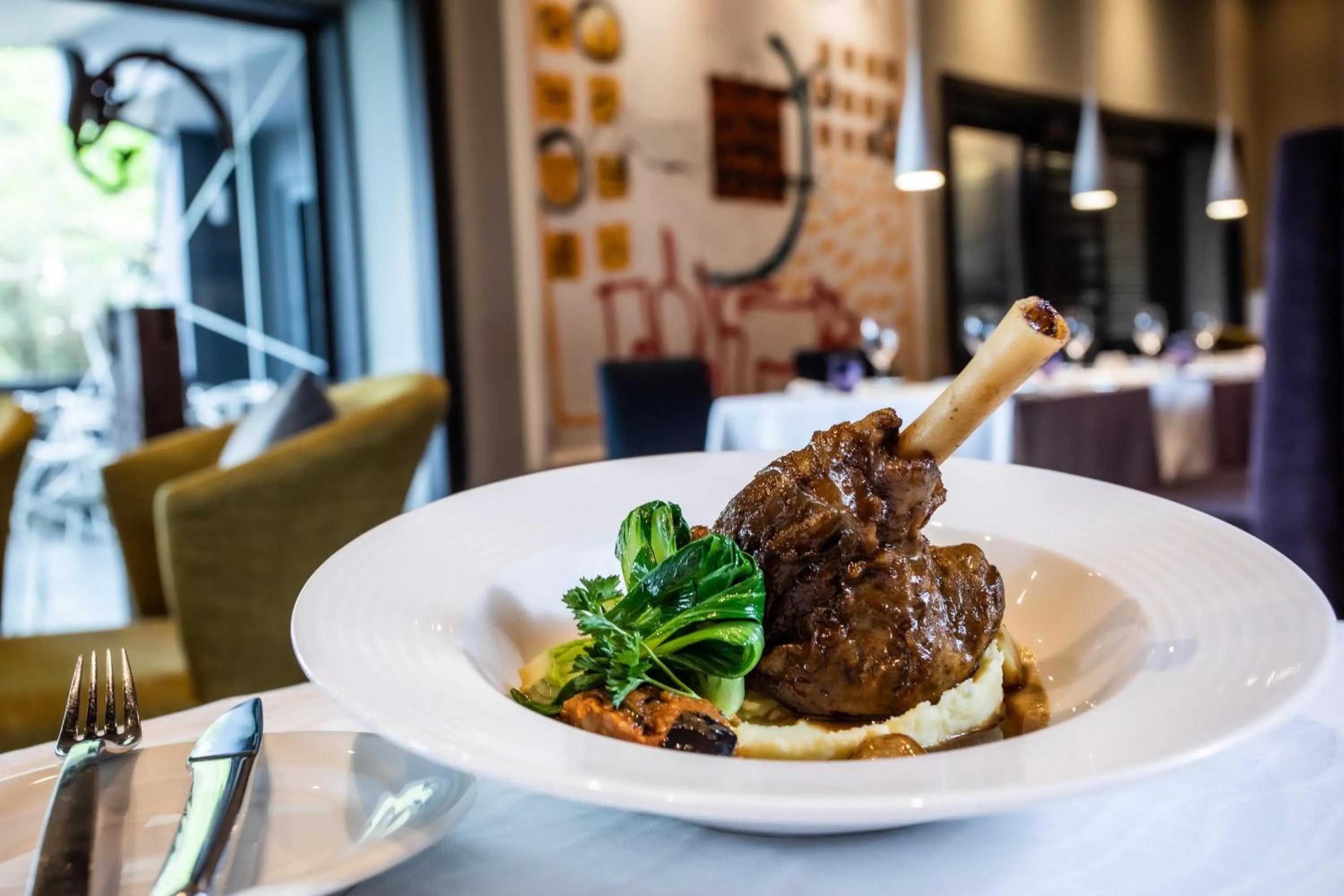 Restaurant/places to eat in Hennessy Park Hotel