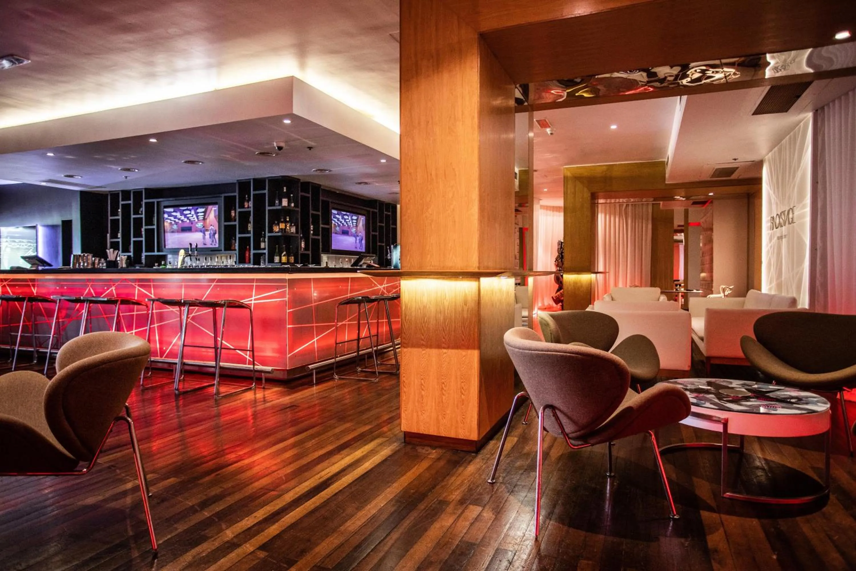 Lounge or bar in Hennessy Park Hotel