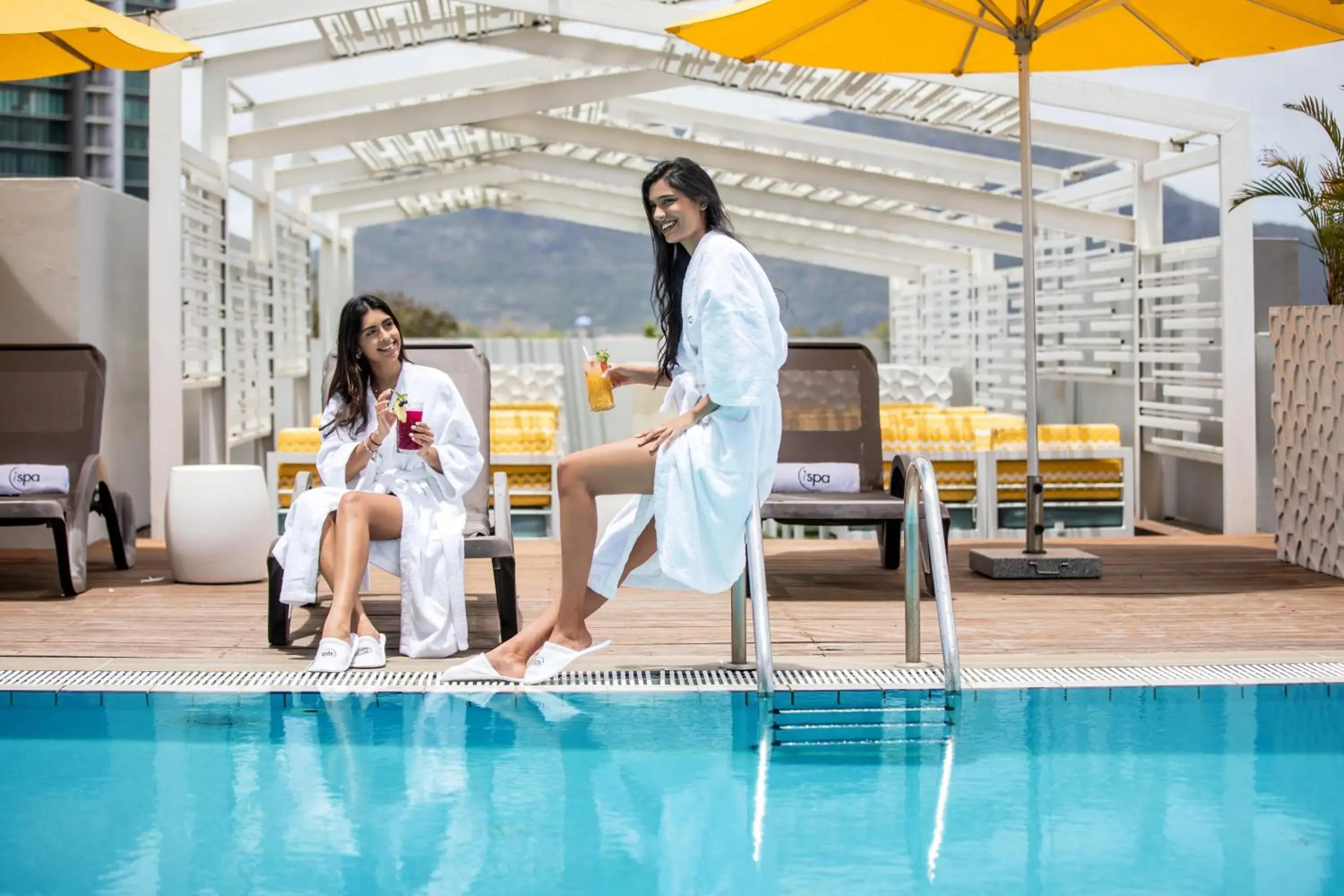 Swimming pool in Hennessy Park Hotel Swimming pool in Hennessy Park Hotel