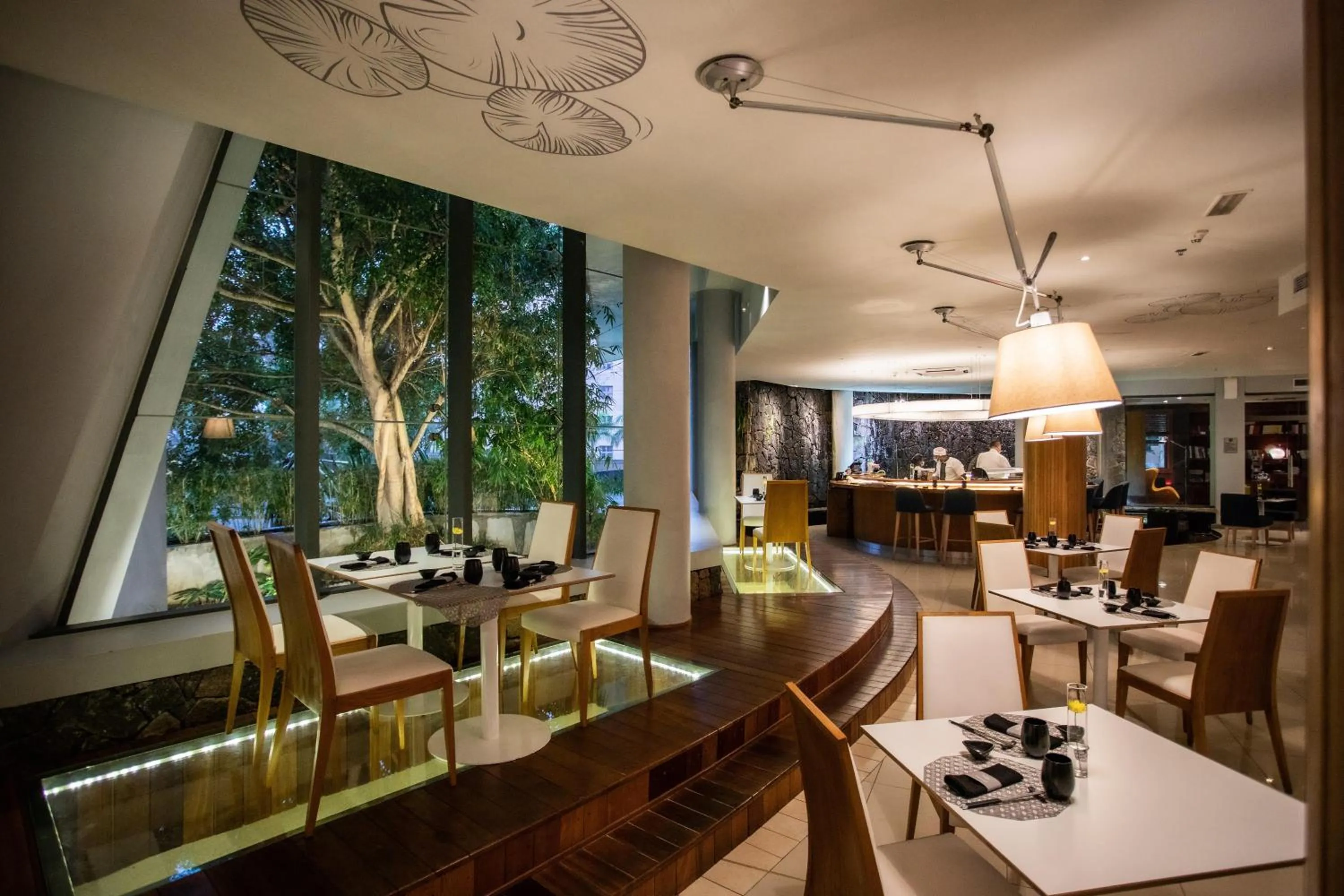 Restaurant/places to eat in Hennessy Park Hotel