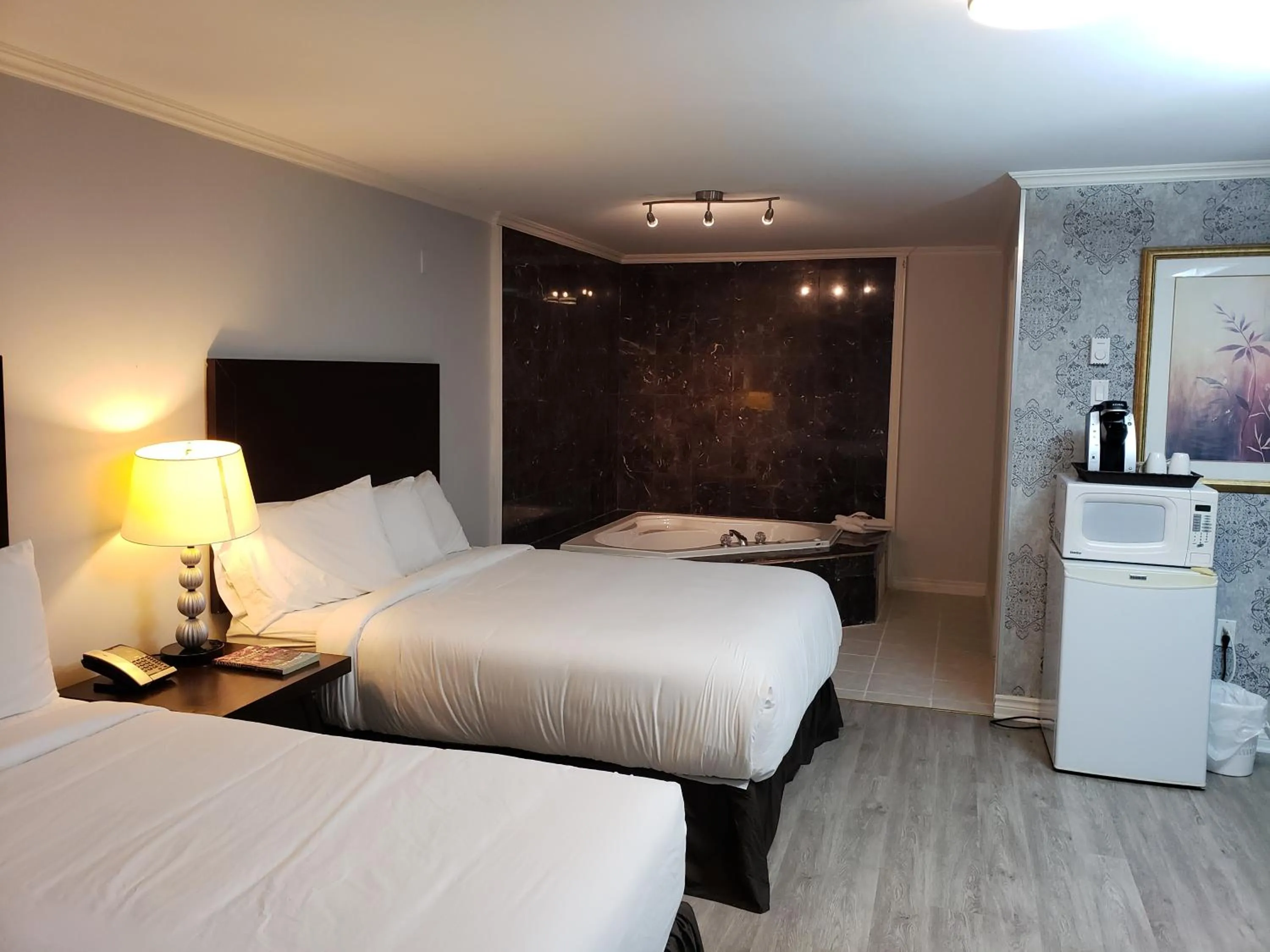 Bed in Regency Inn & Suites